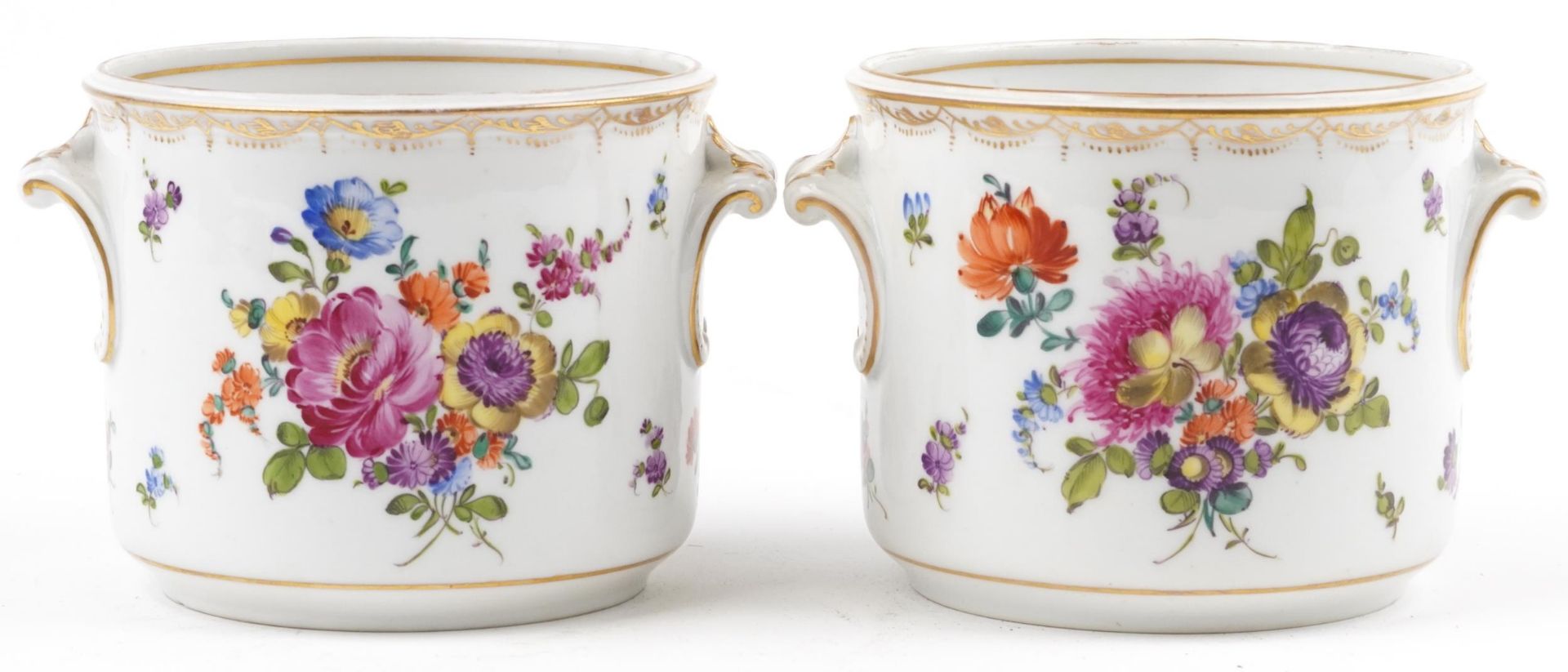 Pair of 19th century European porcelain cache pots with twin handles, each hand painted with - Bild 2 aus 5