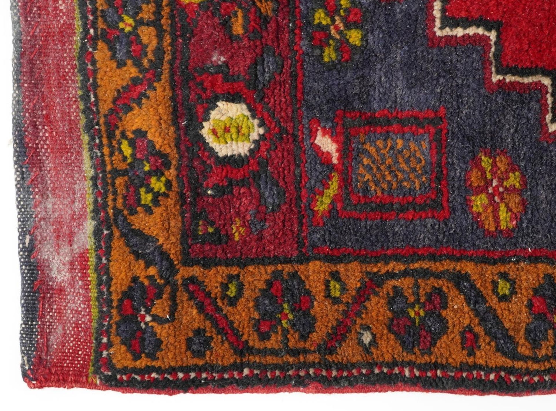 Rectangular Persian red and blue ground rug having an allover repeat floral design, 101cm x 52cm - Bild 2 aus 3