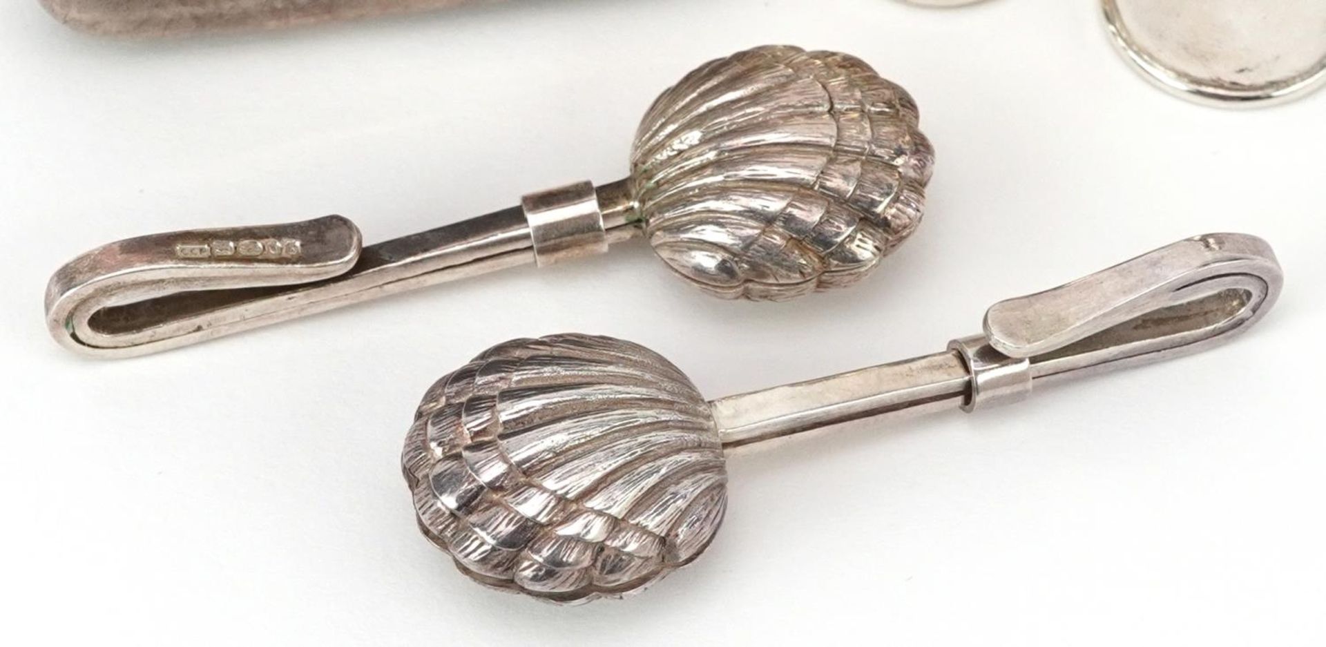 Edwardian and later silver sundry items comprising vesta, pair of miniature salt and pepper casters, - Bild 2 aus 6