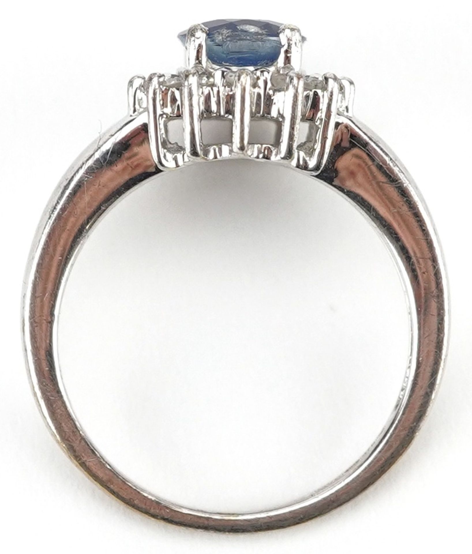 9ct white gold blue spinel and diamond cluster ring, the spinel approximately 8.0mm x 6.0mm x 3.65mm - Bild 3 aus 4