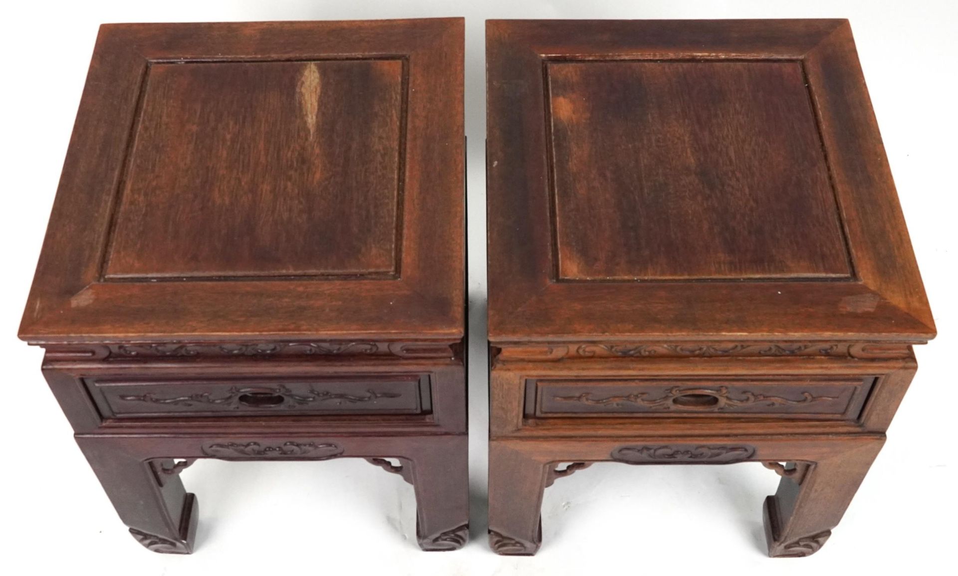 Pair of Chinese carved hardwood tables with square tops, possibly Hongmu, each 59.5cm H x 49cm W x - Bild 3 aus 4