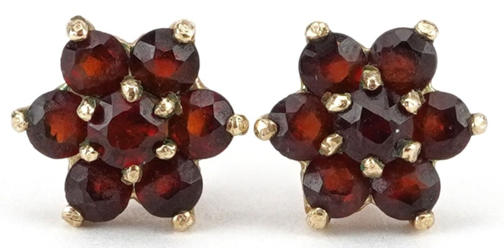 Pair of 9ct gold garnet flower head stud earrings, each 8mm in diameter, total 0.8g