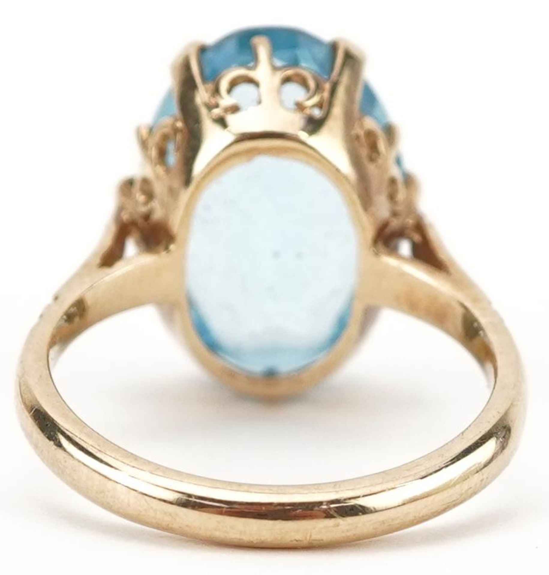 9ct gold blue stone ring with engraved shoulders, the blue stone approximately 16.0mm x 11.0mm x 6. - Image 2 of 4