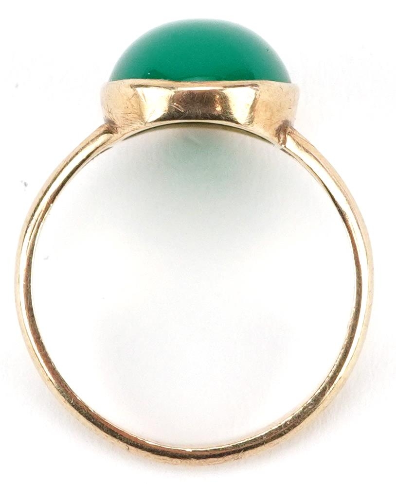 9ct gold Chinese cabochon green jade ring with split shoulders, size O, 2.8g - Image 3 of 4