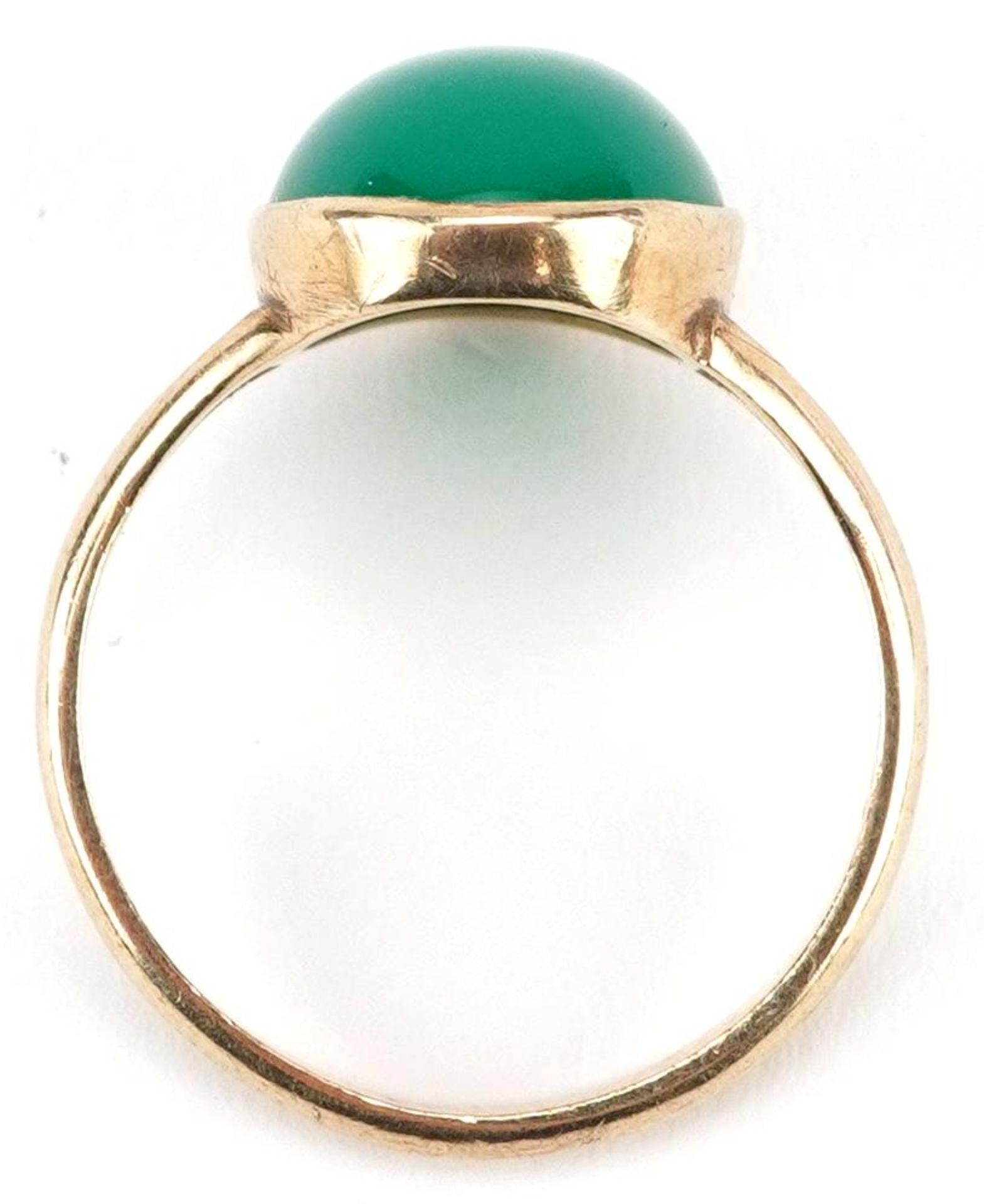 9ct gold Chinese cabochon green jade ring with split shoulders, size O, 2.8g - Bild 3 aus 4