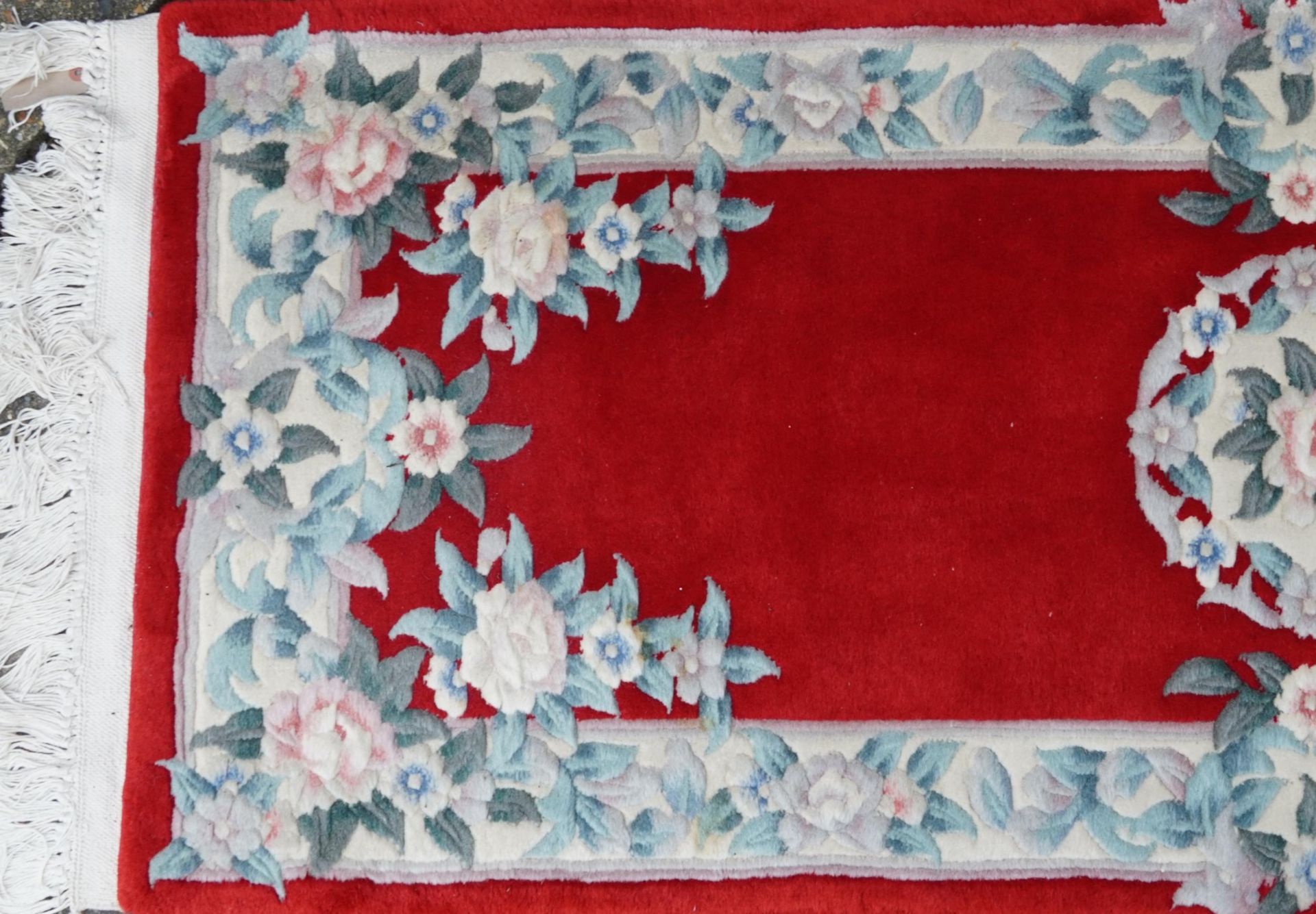 Three Chinese red ground floral rugs including a runner, the largest 255cm x 70cm - Bild 11 aus 13