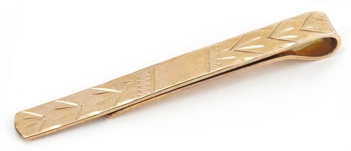 9ct gold floral engraved tie slide, 3.8cm in length, 1.9g