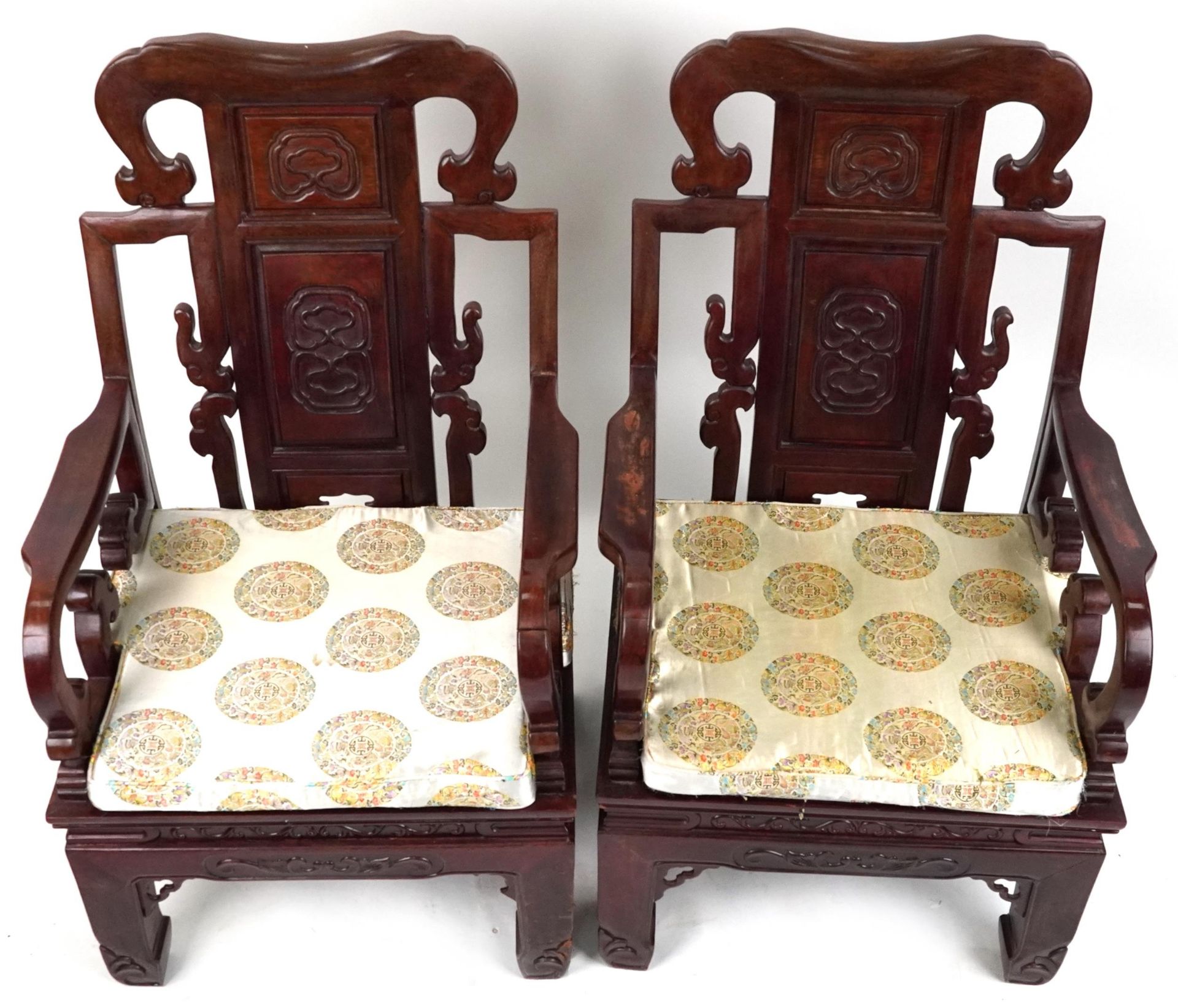 Pair of Chinese carved hardwood throne seats with lift of cushioned seats, possibly Hongmu, each - Bild 3 aus 4