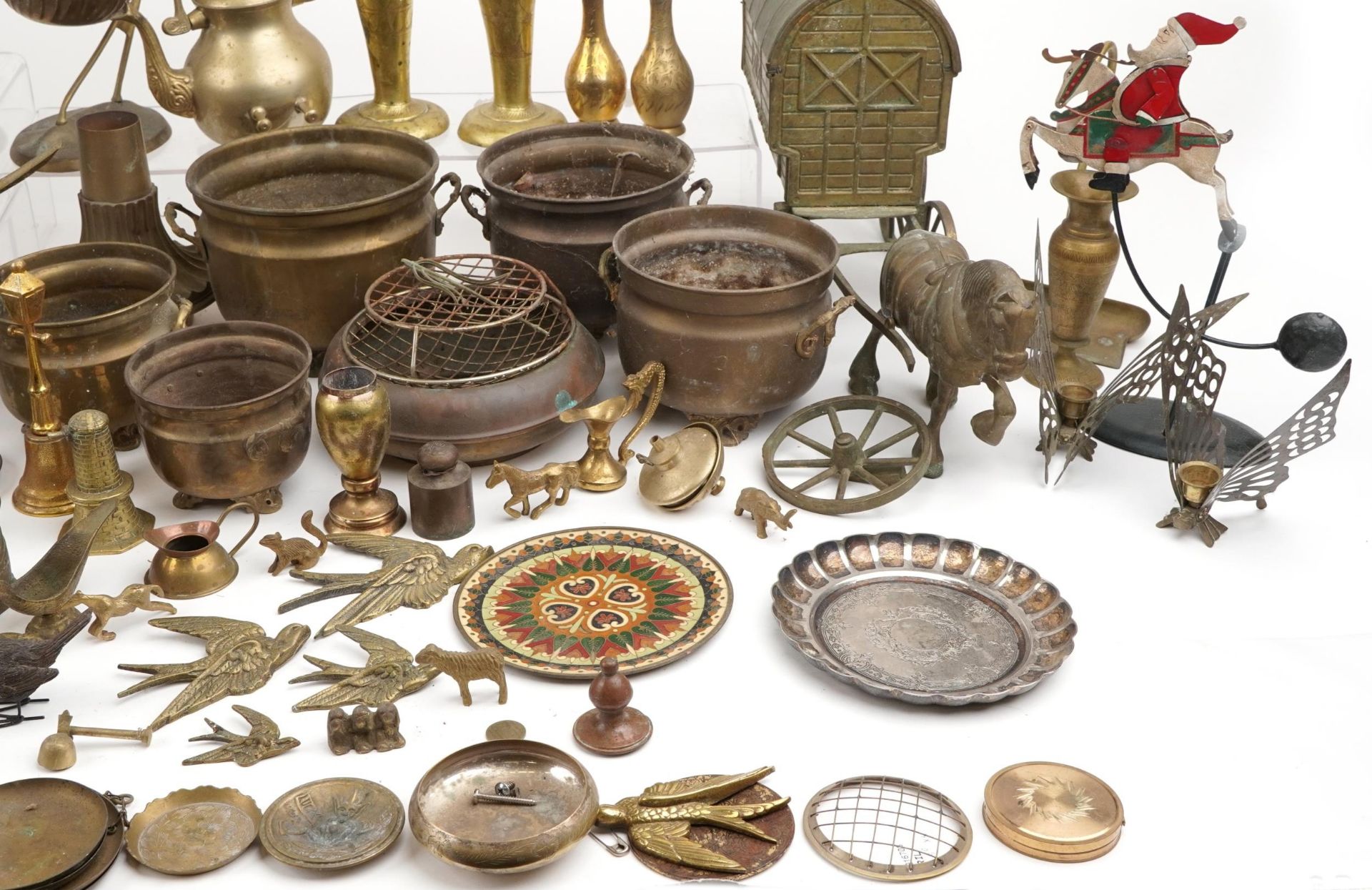 Copper, brass and metalware including a Chinese pagoda, horse drawn Gypsy wagon, teapots and various - Bild 6 aus 6