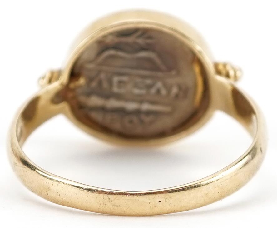 Antique Greek silver coin housed in a 14ct gold ring mount, impressed Warrior, size O/P, 4.1g - Image 2 of 6