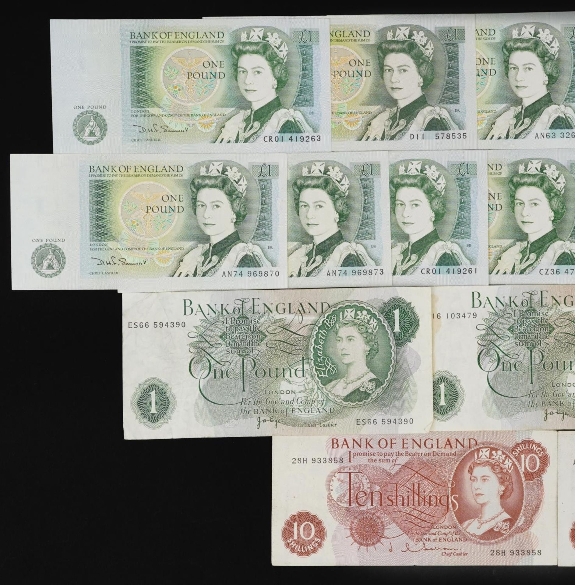 Elizabeth II Bank of England banknotes, various Chief Cashiers, including one pound note with serial - Bild 2 aus 3