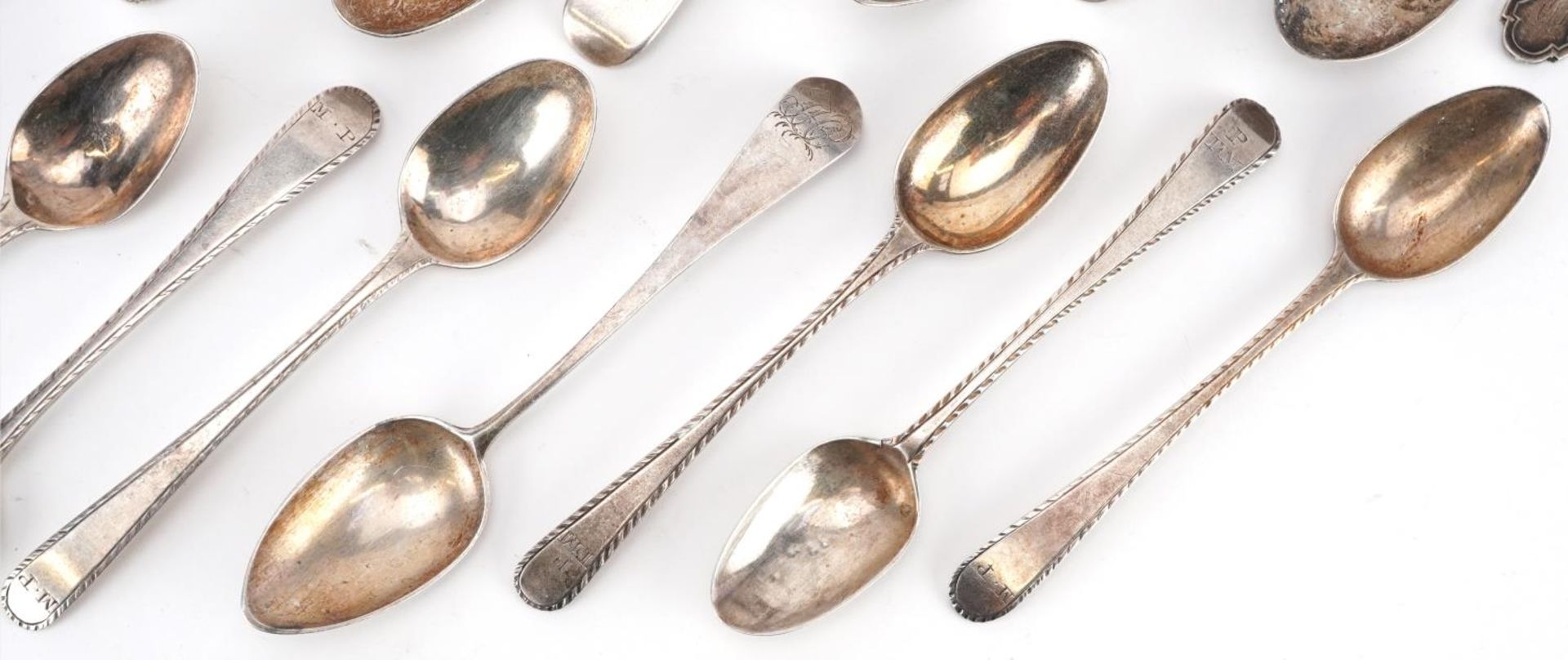 Georgian and later silver spoons and a silver fork, the largest 15cm in length, total 315.0g - Bild 5 aus 8