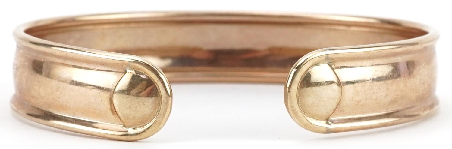 9ct gold floral engraved cuff bangle, 6.5cm wide, 9.0g - Image 2 of 3