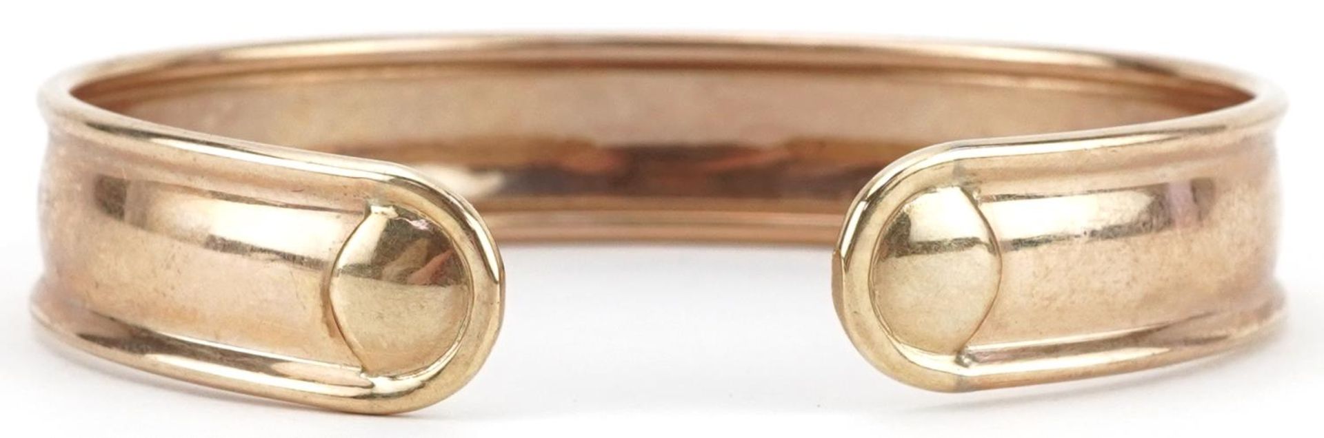 9ct gold floral engraved cuff bangle, 6.5cm wide, 9.0g - Bild 2 aus 3