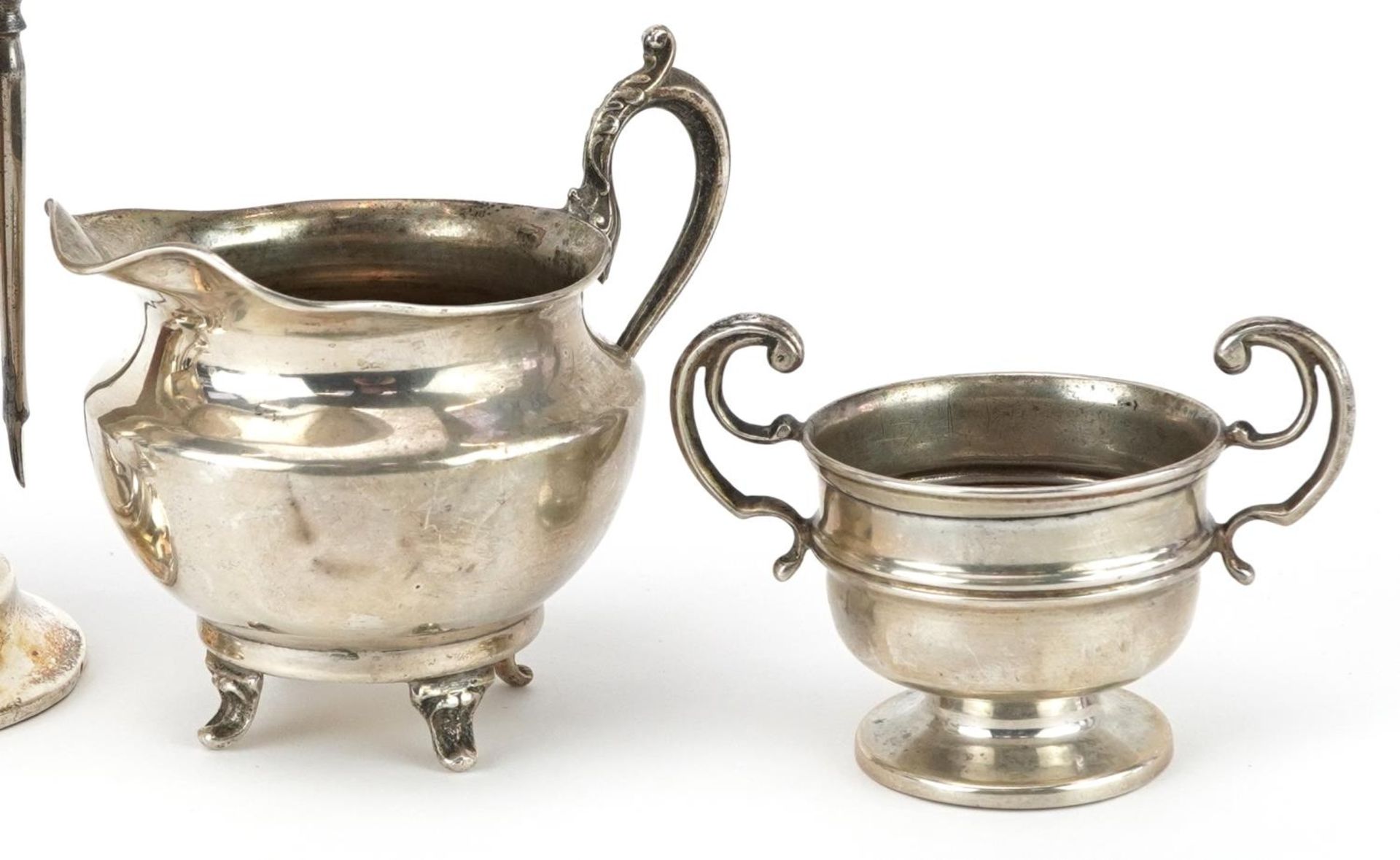 Edwardian and later silver including vanity tools on stand, pair of miniature trumpet shaped vases - Bild 3 aus 7