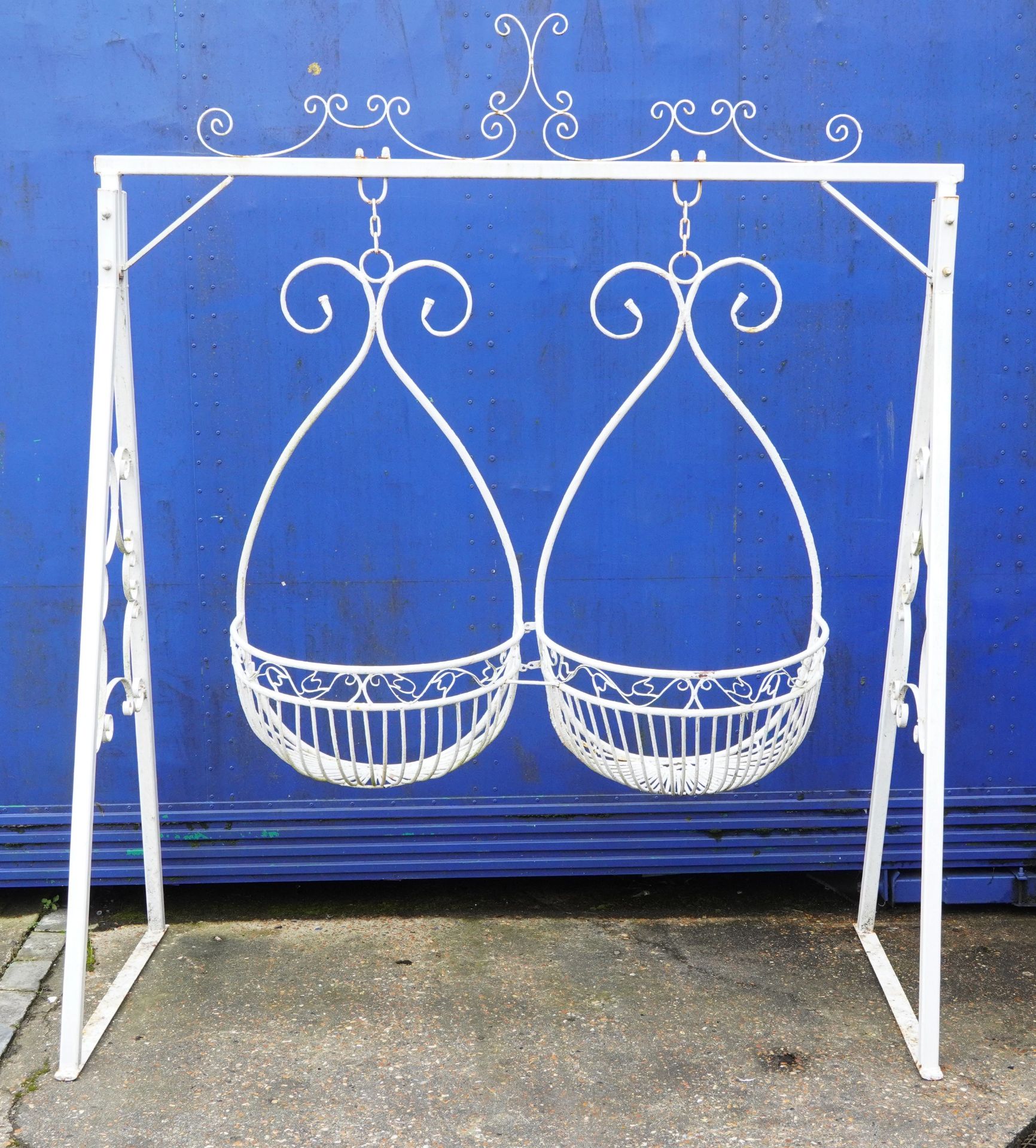 White painted iron his and hers lover's swing, 237cm H x 197cm W x 102cm D - Bild 2 aus 2