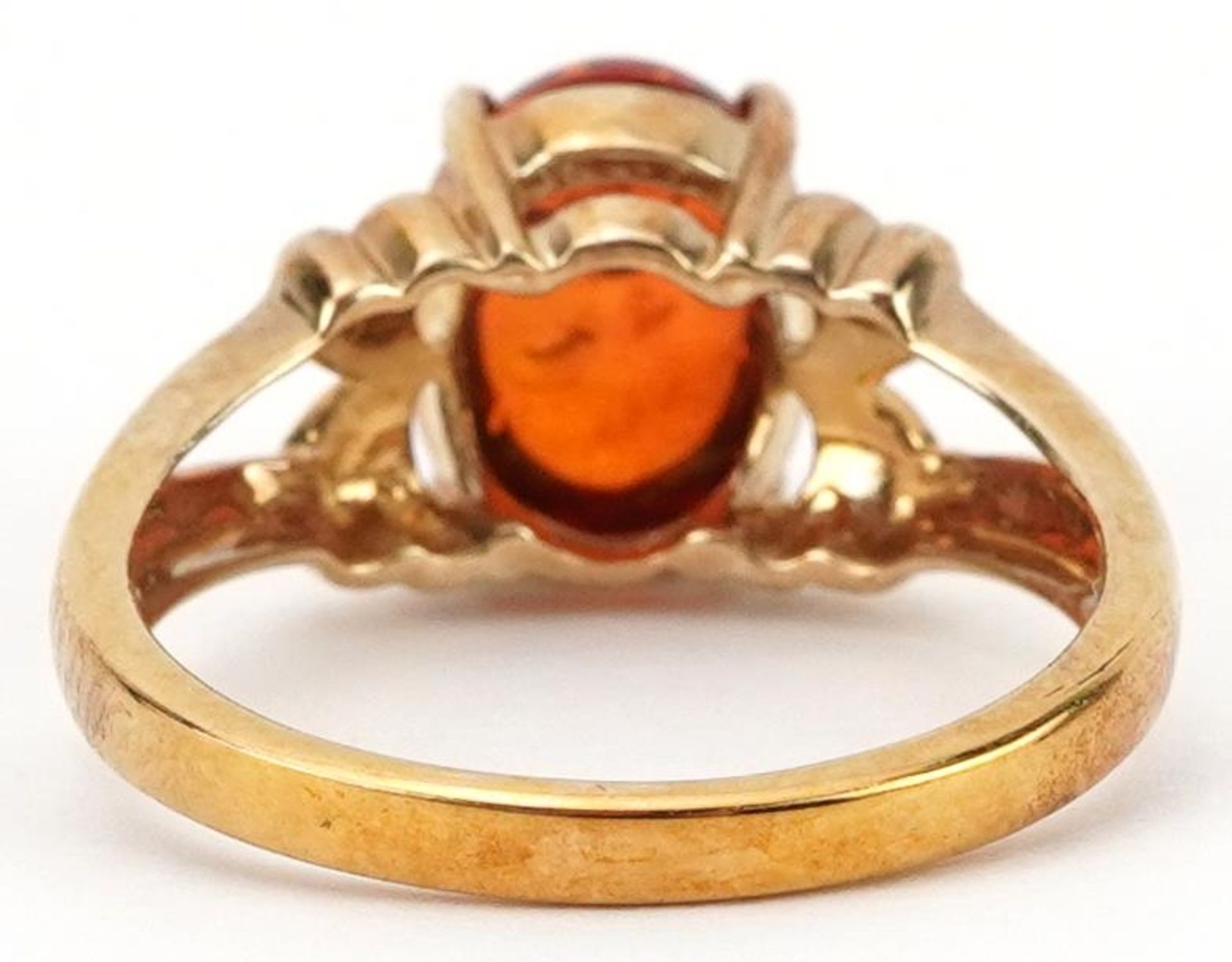 9ct gold cabochon natural amber ring with split bow design shoulders, size N, 3.3g - Image 2 of 4