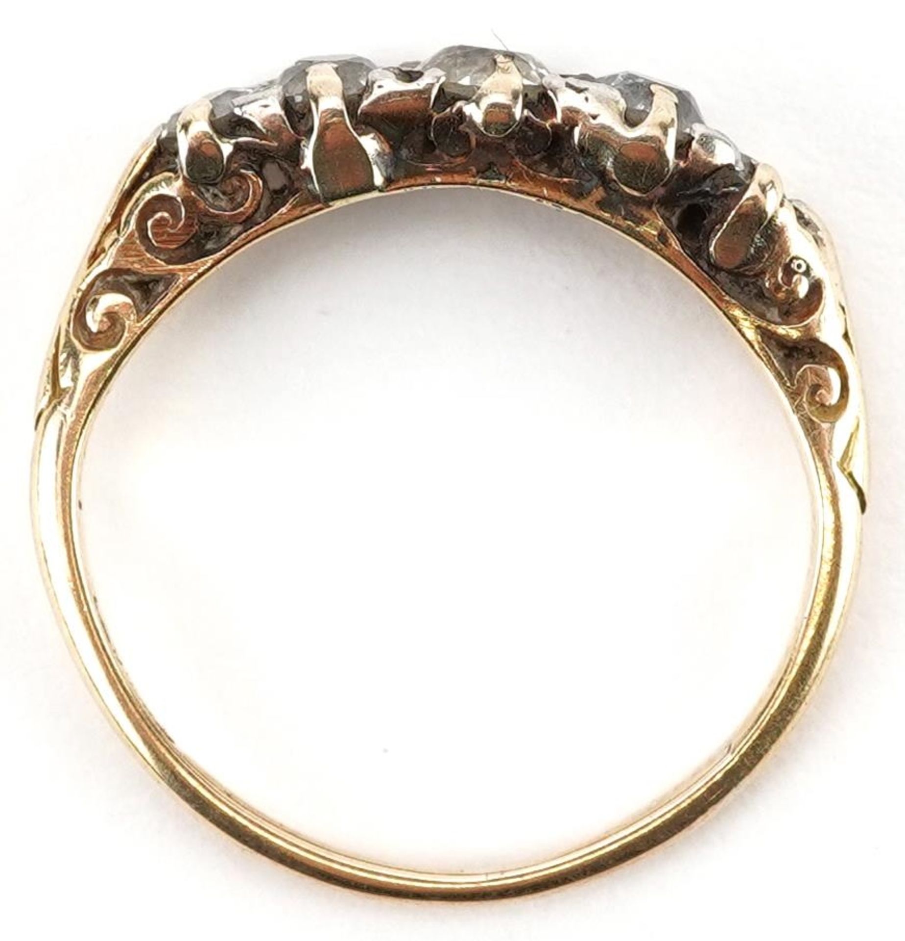 Antique gold graduated diamond five stone ring, the largest diamond approximately 0.20 carat, size - Bild 3 aus 4