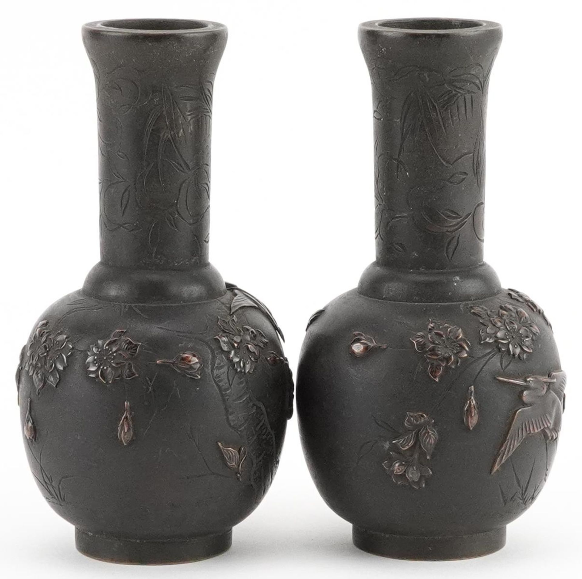 Pair of Japanese bronze vases cast in relief with birds of paradise amongst flowers, each 12cm high - Bild 4 aus 6