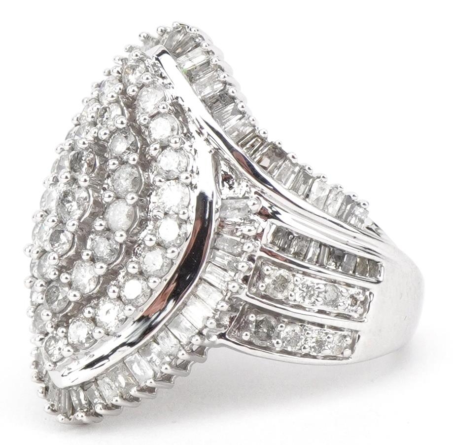 9ct white gold diamond cocktail ring set with round brilliant cut and baguette cut diamonds, total - Image 2 of 6