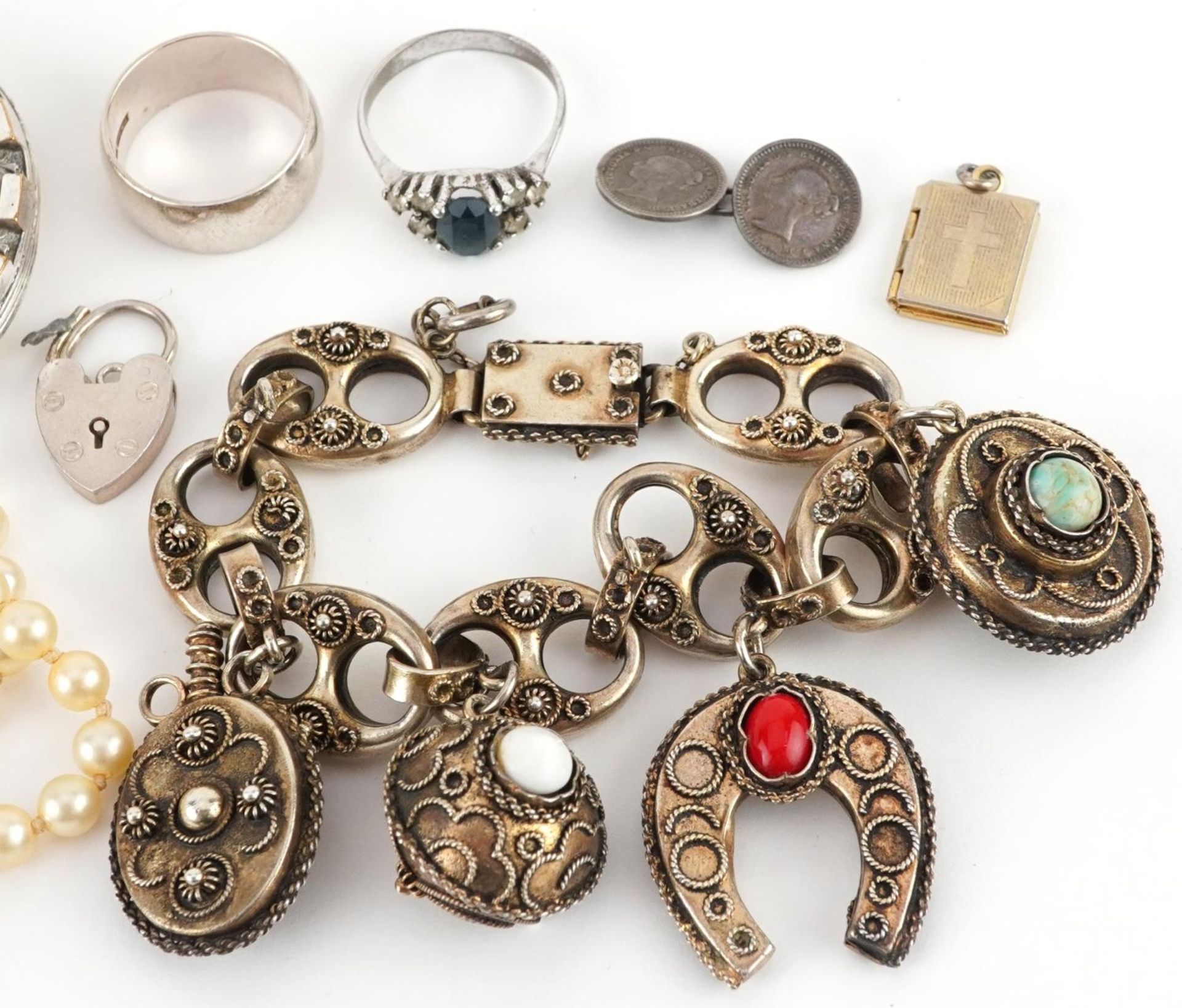 Antique and later jewellery including a Topazio Portuguese bracelet set with cabochon stones, - Bild 3 aus 5