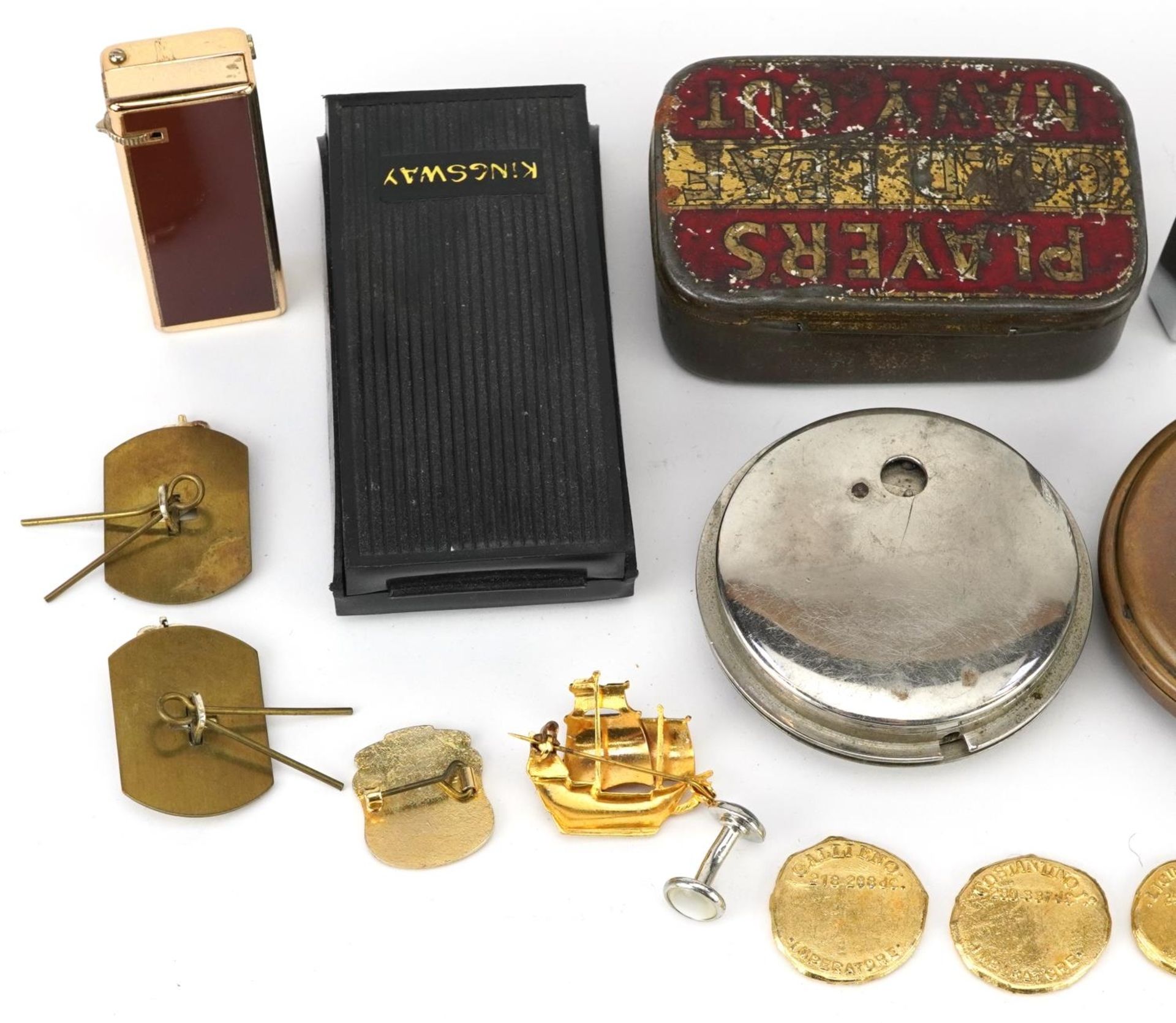 Sundry items including military cap badges, pocket lighters, a silver gilt pendant on necklace and a - Bild 5 aus 6