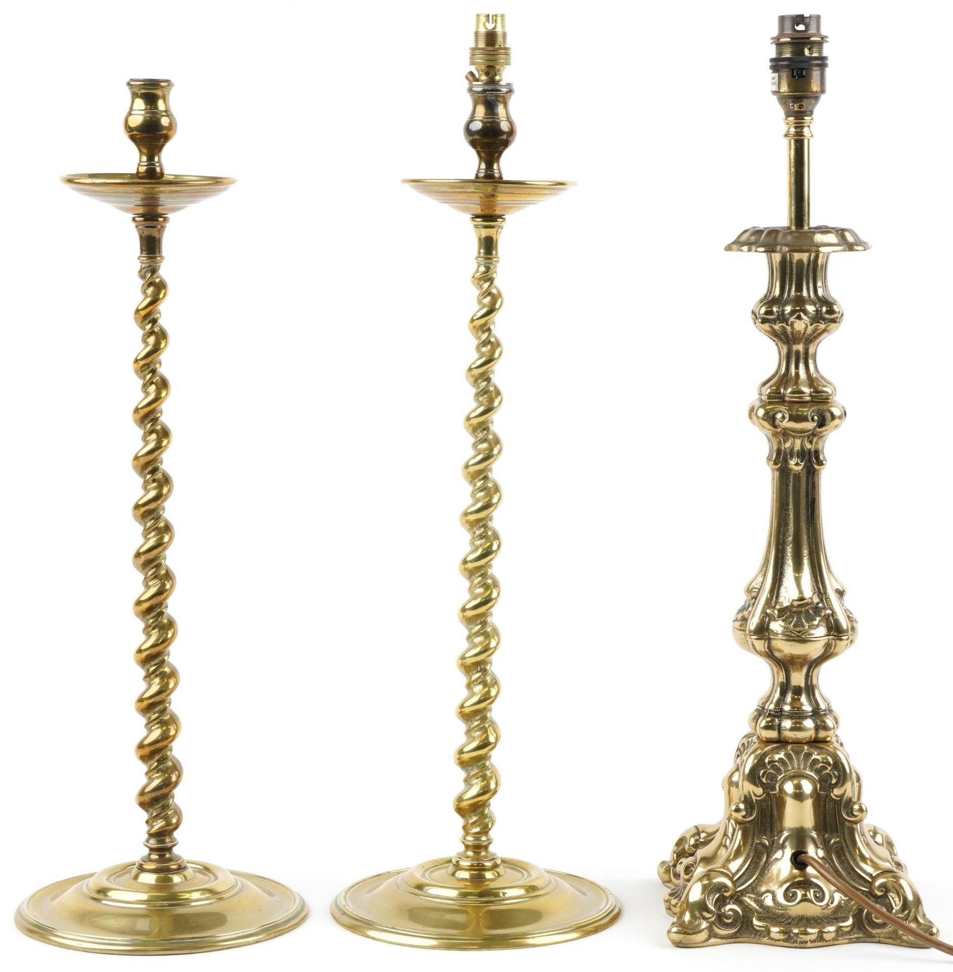 Pair of 19th century turned brass barley twist candlesticks and a classical brass table lamp, 51cm - Bild 2 aus 3