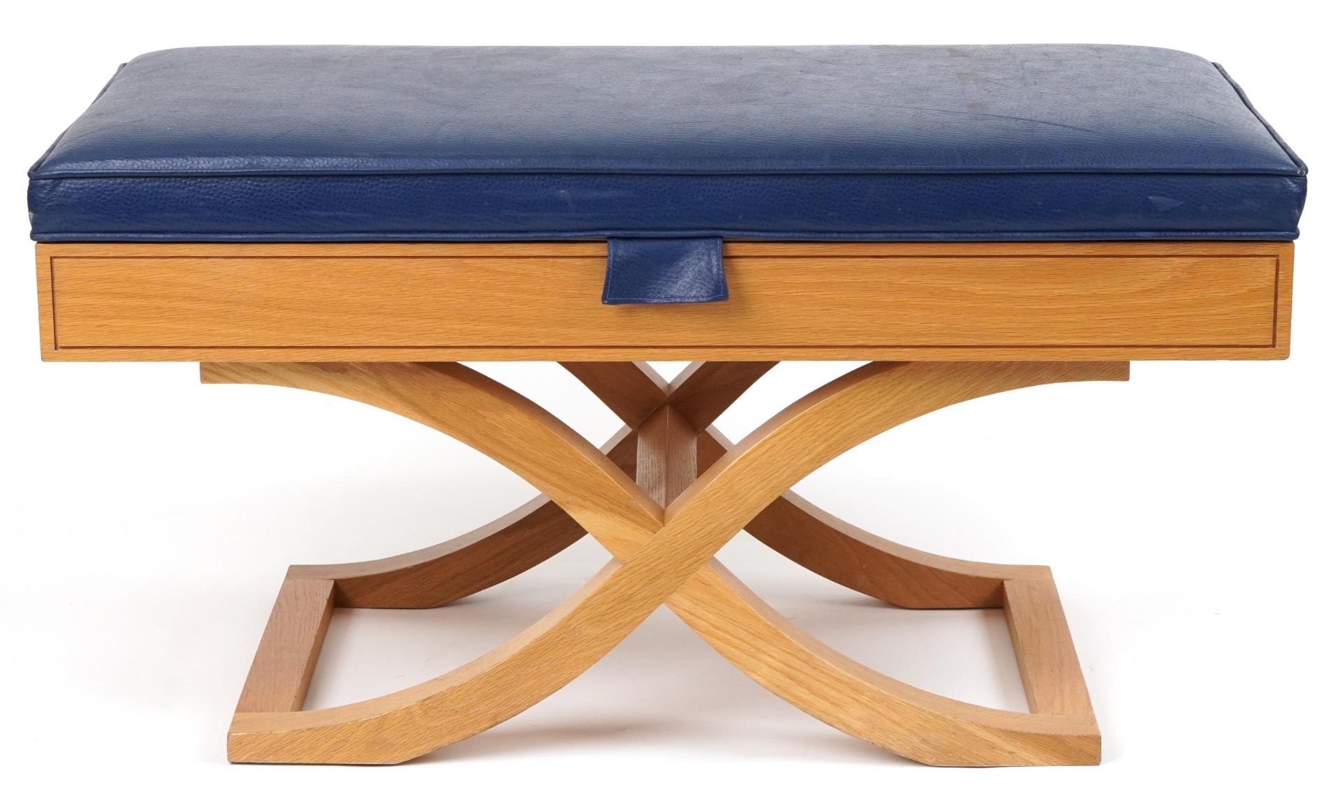 Contemporary light oak butler's luggage stand with blue leather upholstered cushioned seat, 55cm D x - Image 3 of 5