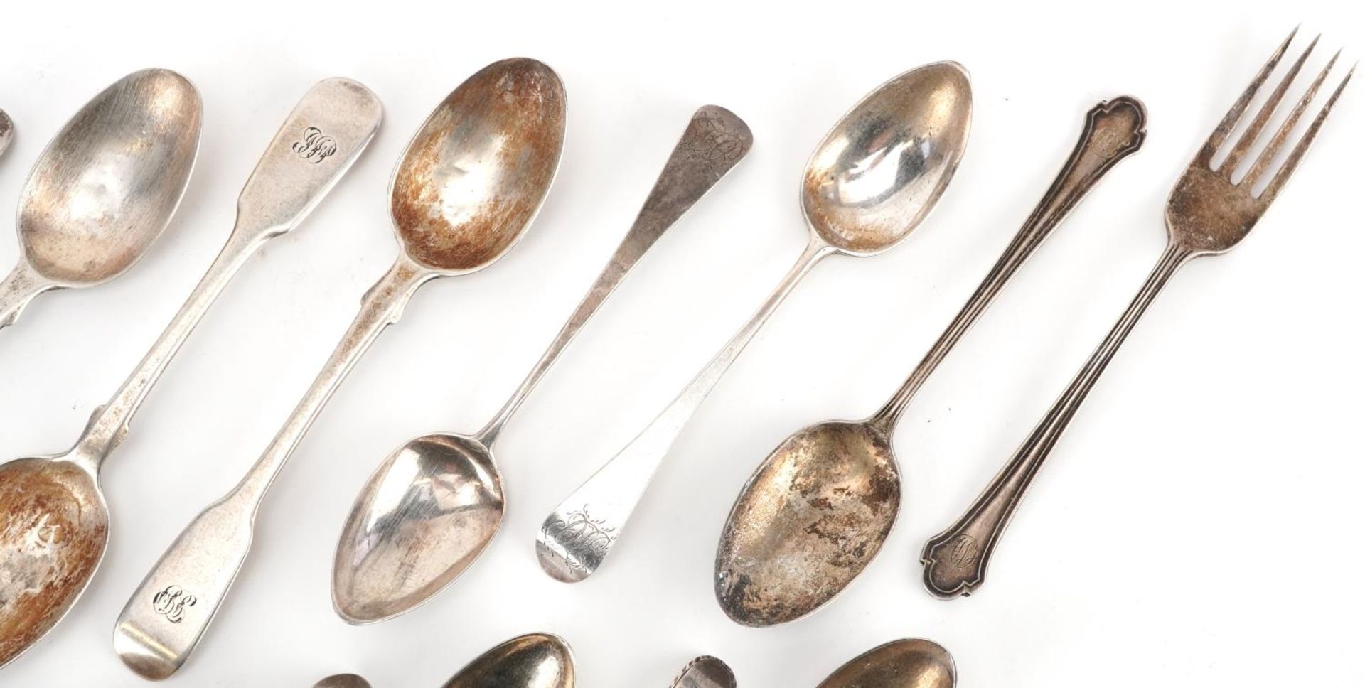 Georgian and later silver spoons and a silver fork, the largest 15cm in length, total 315.0g - Bild 3 aus 8