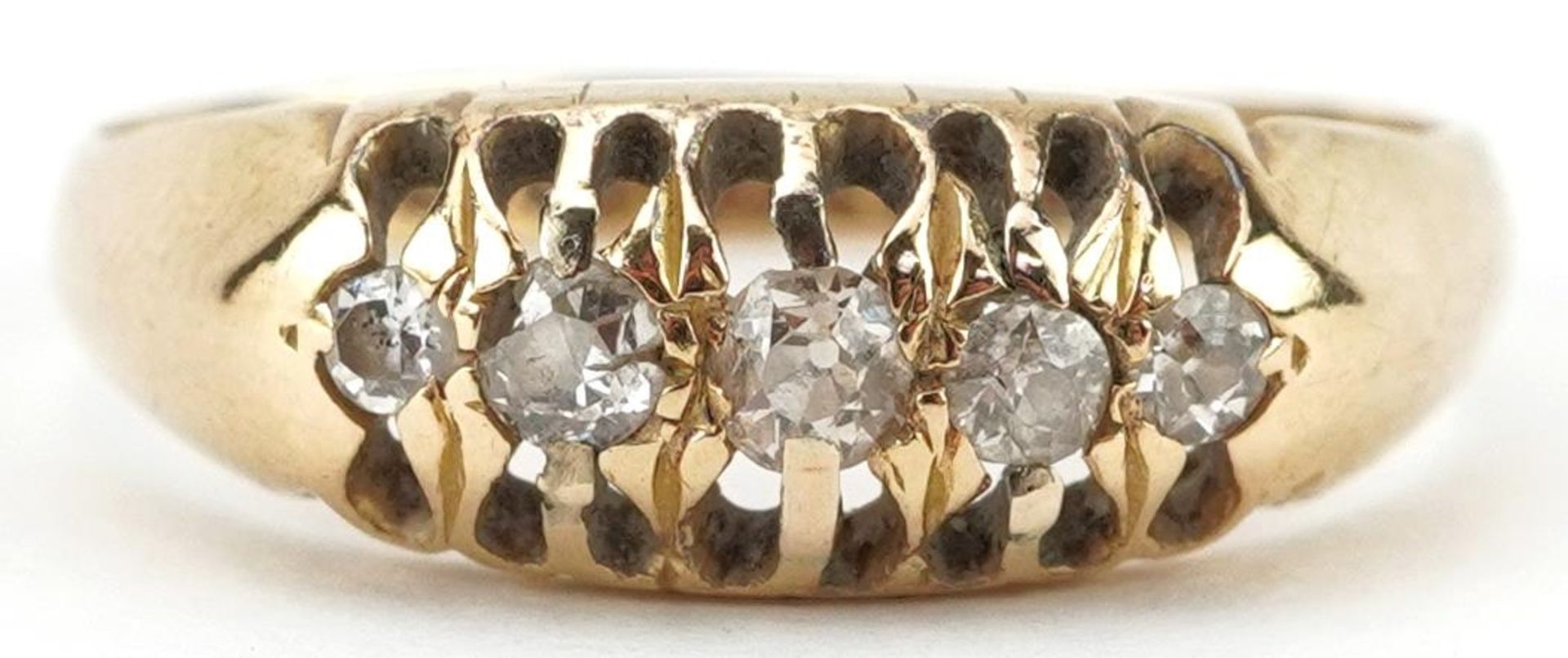 18ct gold graduated diamond five stone ring, the largest diamond approximately 2.20mm in diameter,