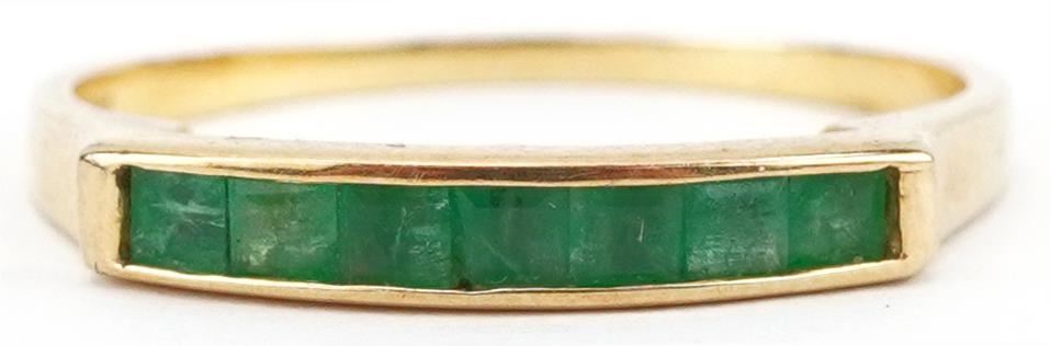 14ct gold emerald seven stone ring, size N/O, 1.5g