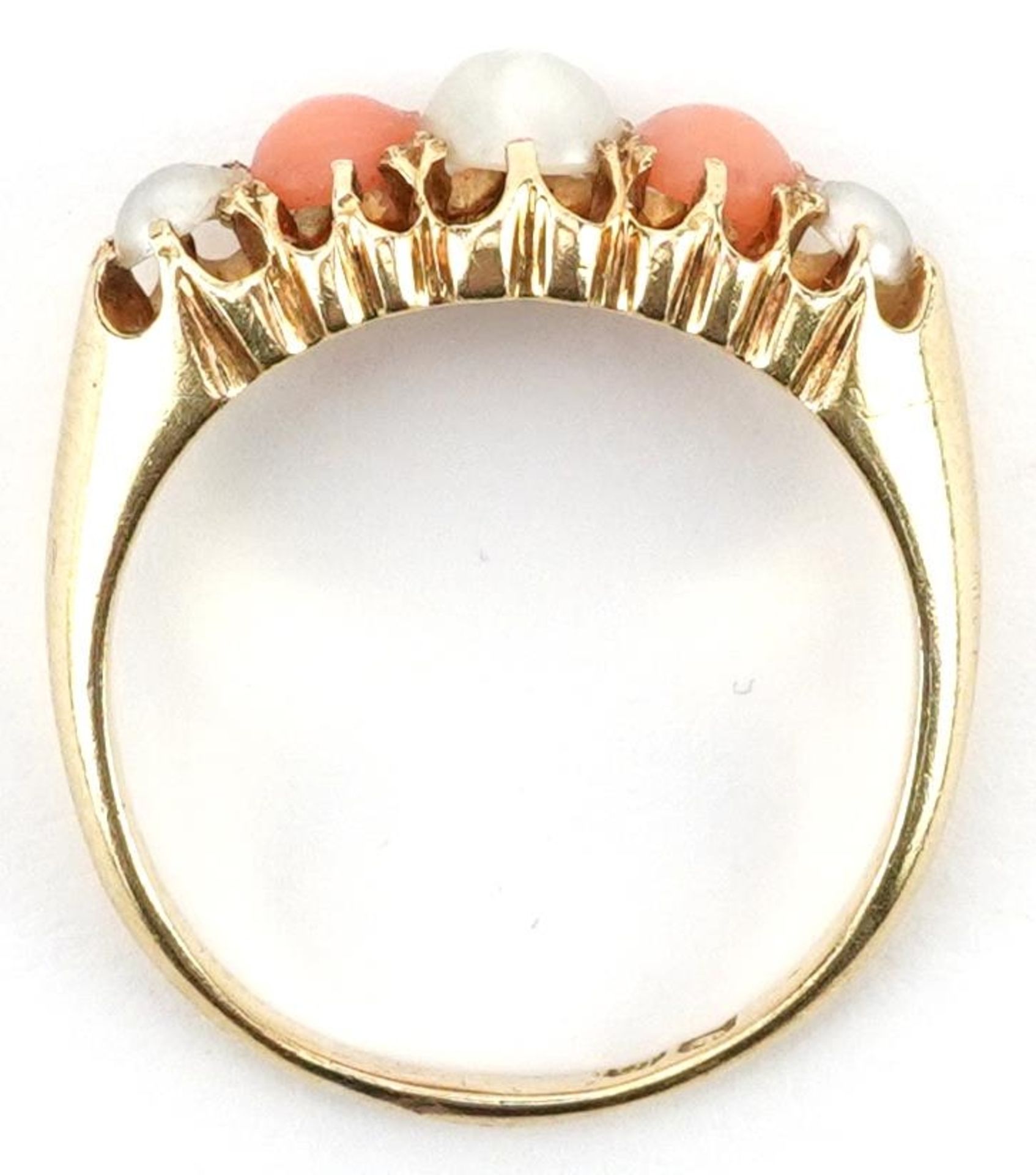 18ct gold pearl and pink coral graduated five stone ring, size O, 4.2g - Bild 3 aus 4