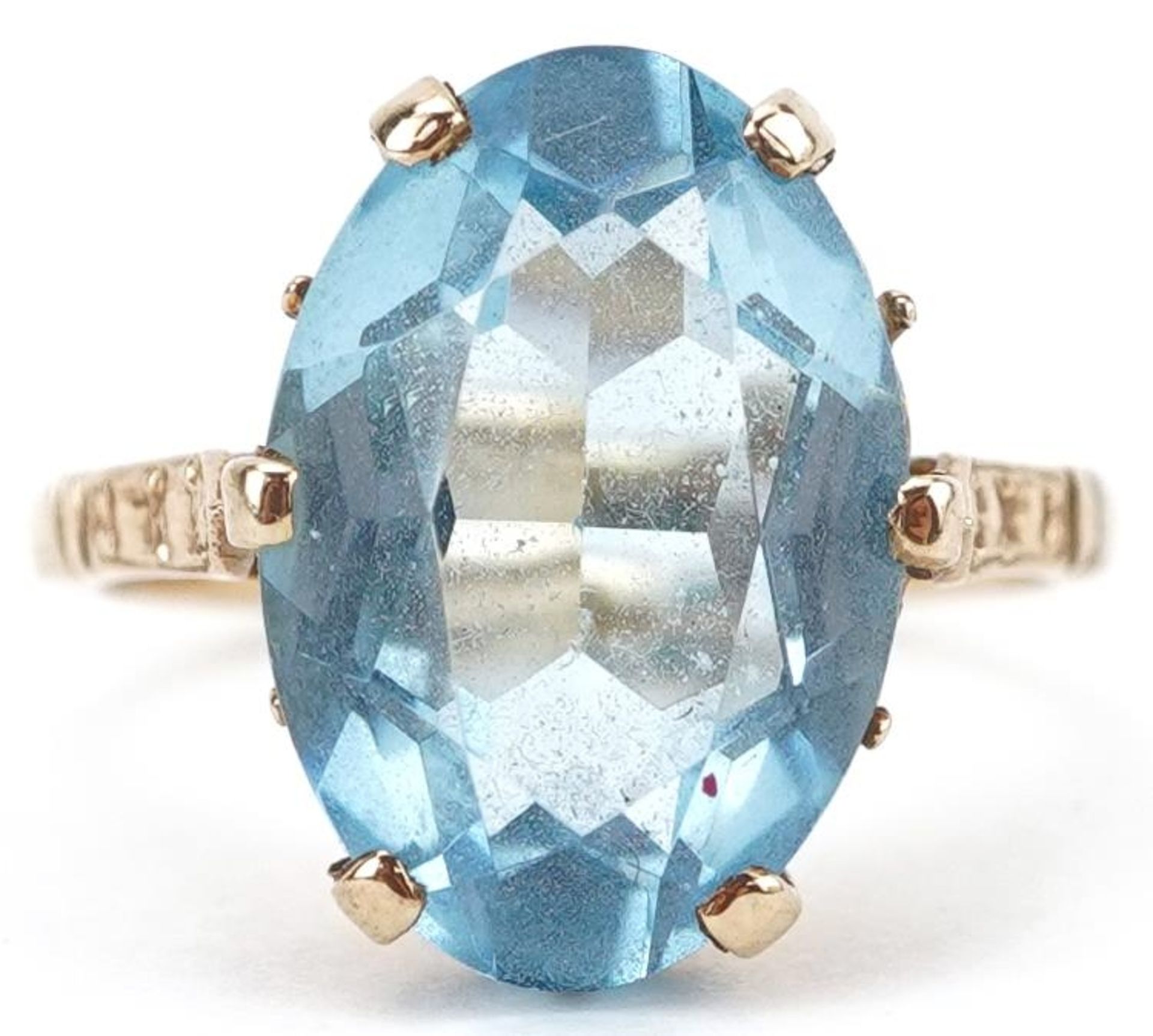 9ct gold blue stone ring with engraved shoulders, the blue stone approximately 16.0mm x 11.0mm x 6.