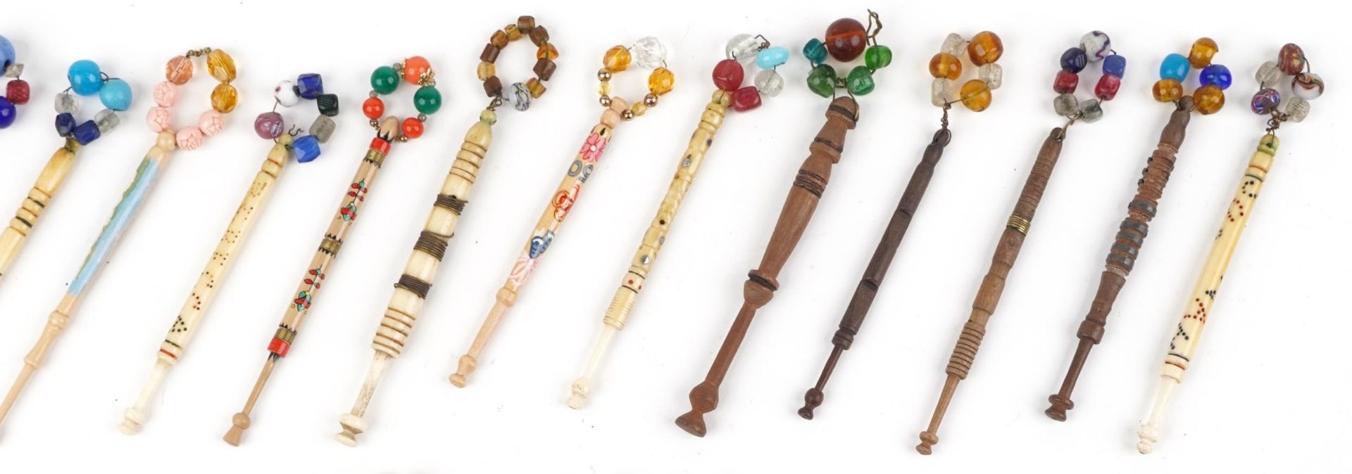 Collection of sewing interest carved bone and hardwood lace making bobbins with beads - Bild 3 aus 5