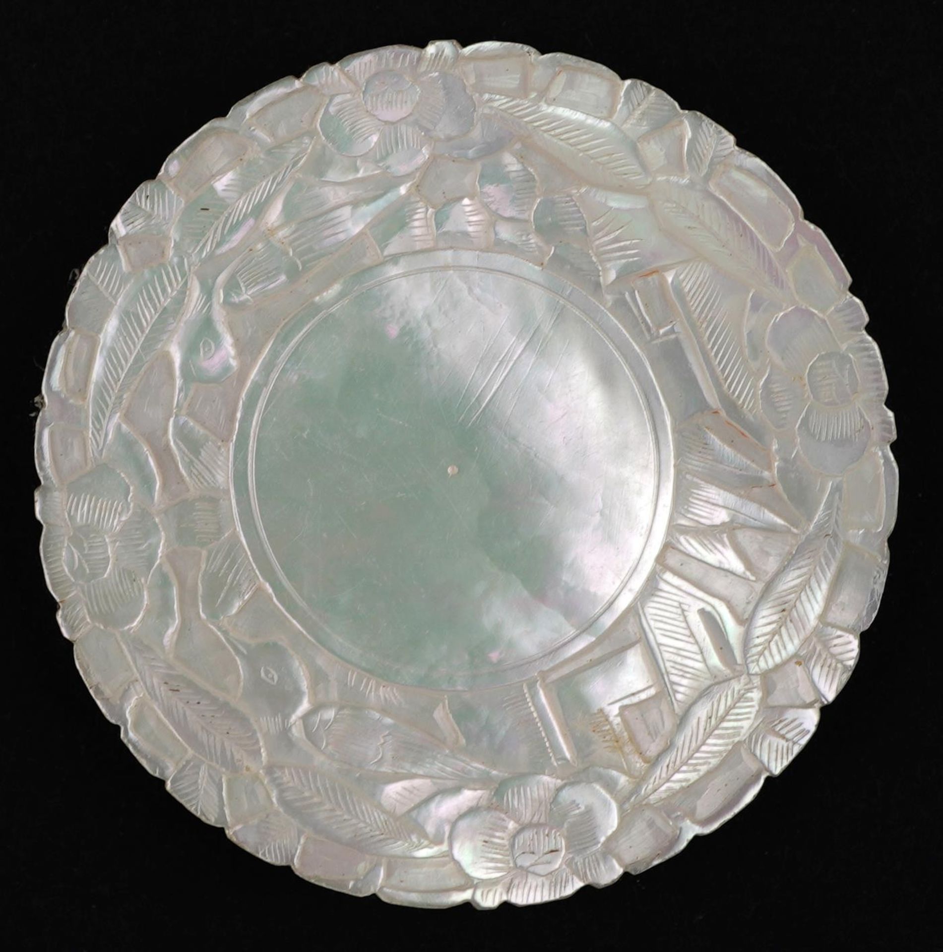 Good collection of Chinese Canton mother of pearl gaming counters including examples finely and - Bild 17 aus 19