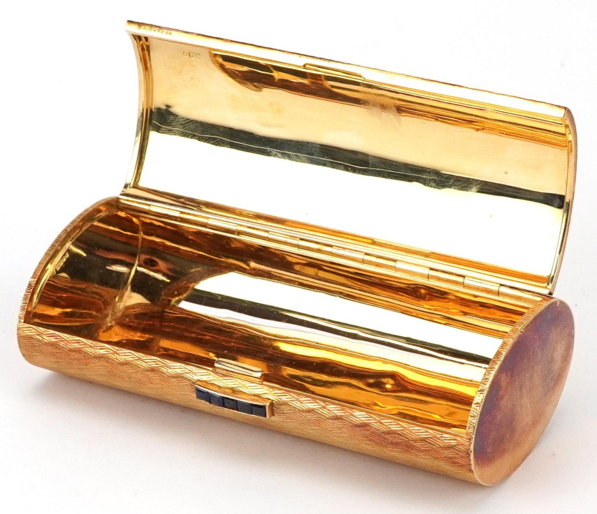 Boucheron, 18ct gold engine turned minaudière with sapphire set clasp, housed in a Boucheron - Bild 4 aus 10