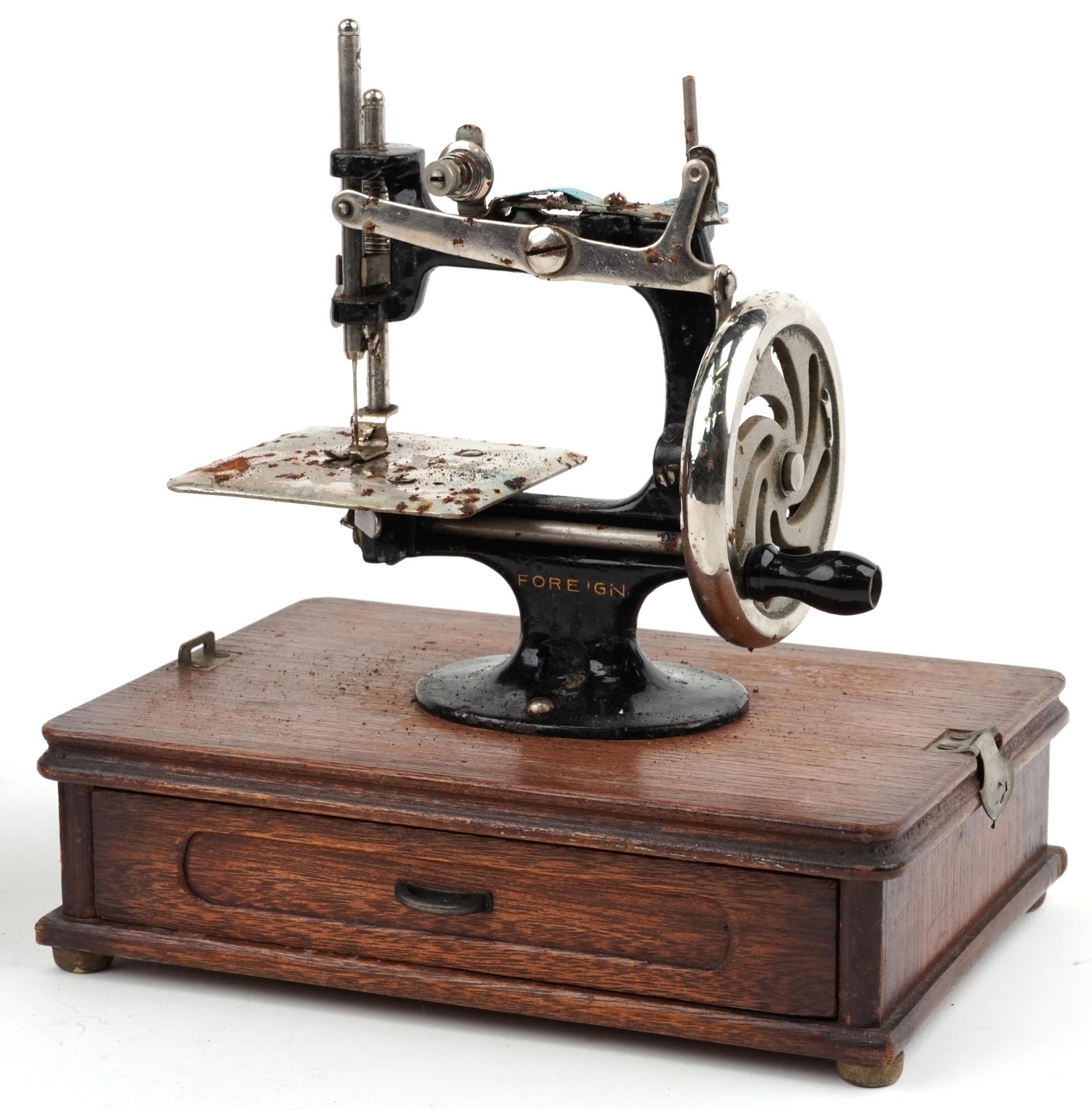 Early 20th century continental cast iron child's sewing machine with dome top case - Bild 2 aus 4