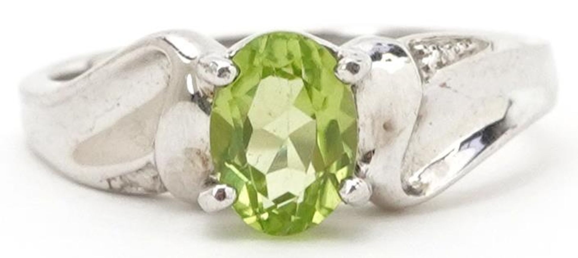 9ct white gold green stone ring, possibly tourmaline, size N, 3.1g