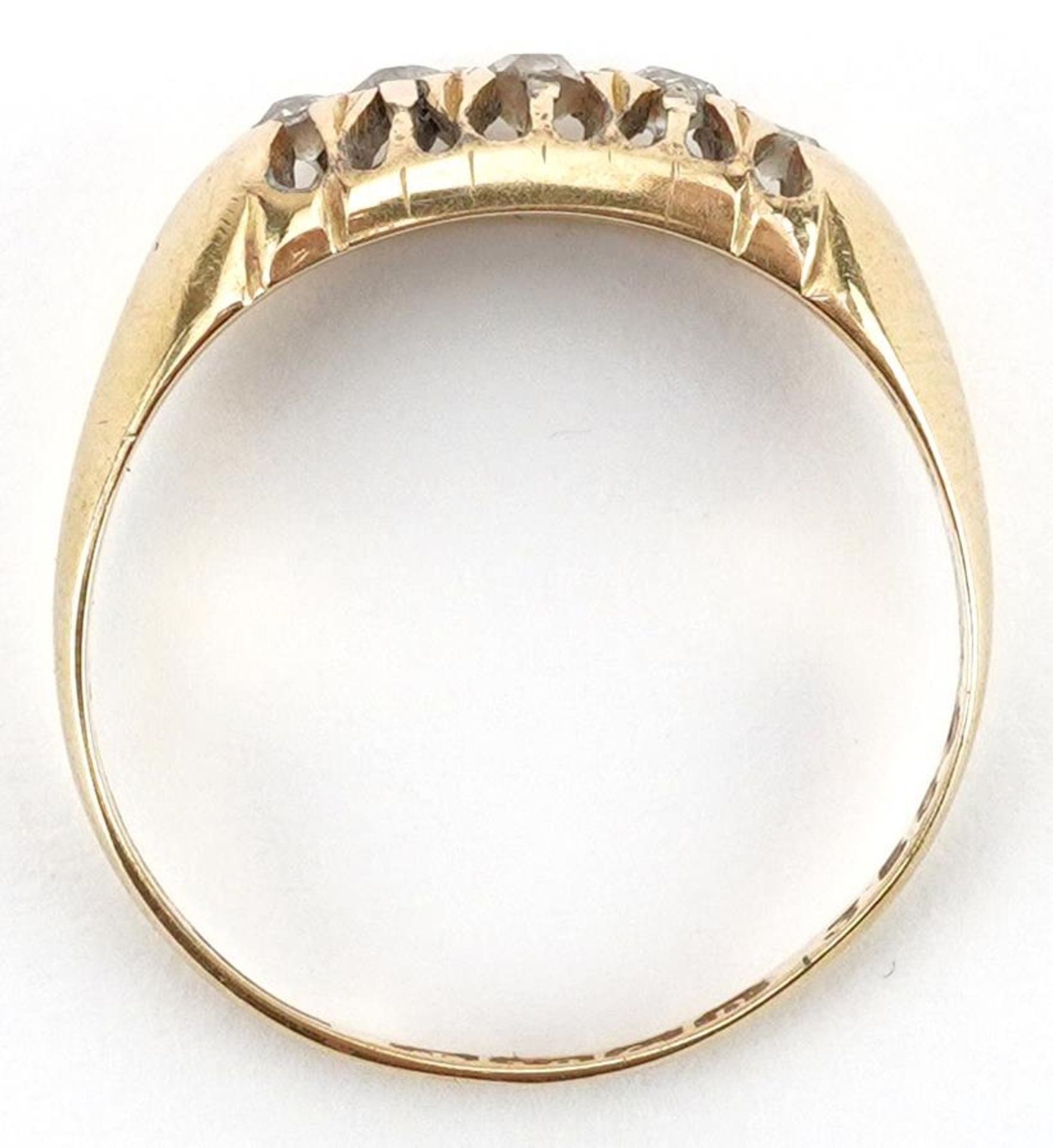 18ct gold graduated diamond five stone ring, the largest diamond approximately 2.20mm in diameter, - Bild 3 aus 5
