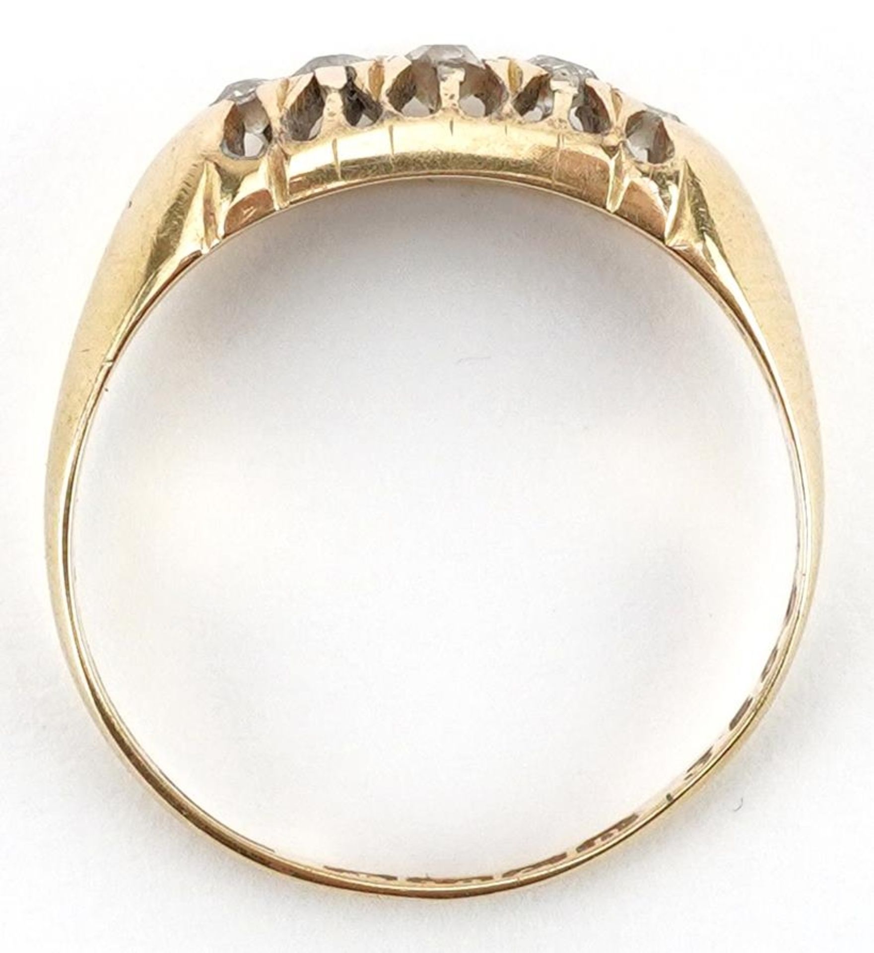 18ct gold graduated diamond five stone ring, the largest diamond approximately 2.20mm in diameter, - Image 3 of 5