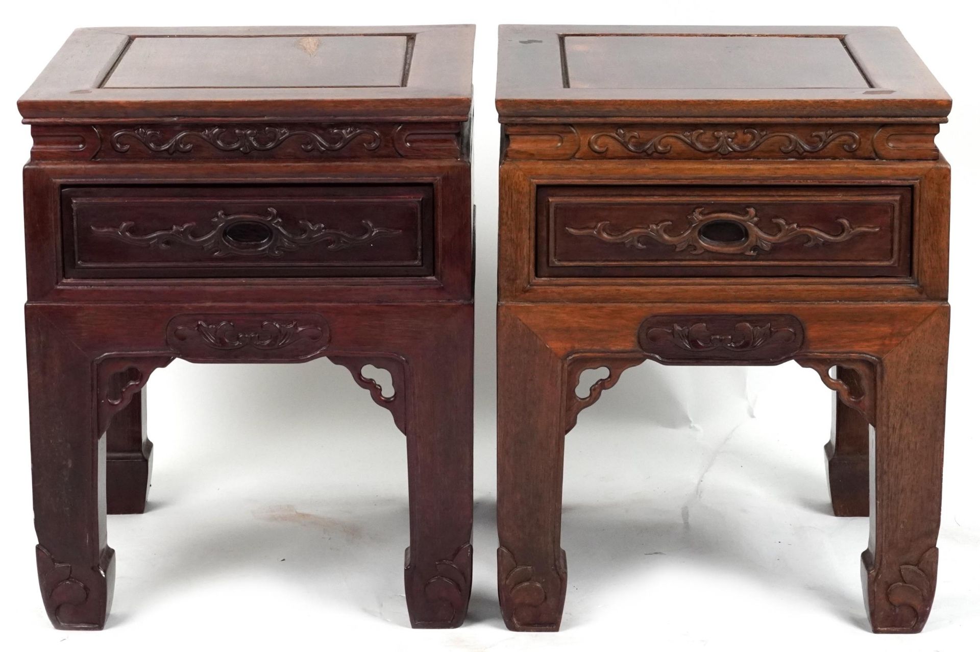 Pair of Chinese carved hardwood tables with square tops, possibly Hongmu, each 59.5cm H x 49cm W x - Bild 2 aus 4