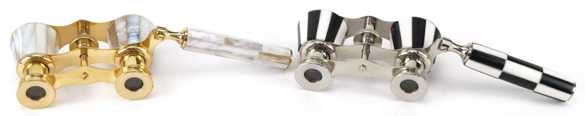 Two pairs of opera glasses including brass pair with mother of pearl, each 10cm wide - Bild 4 aus 6