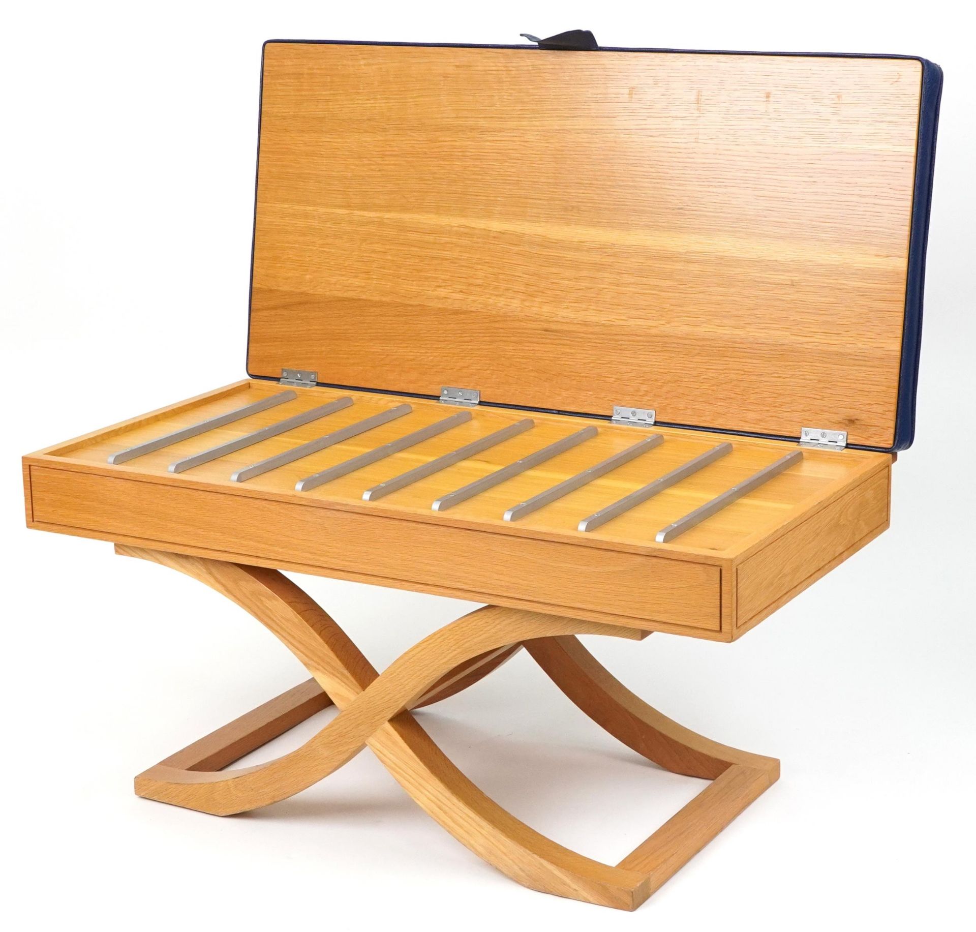 Contemporary light oak butler's luggage stand with blue leather upholstered cushioned seat, 55cm D x - Image 2 of 5