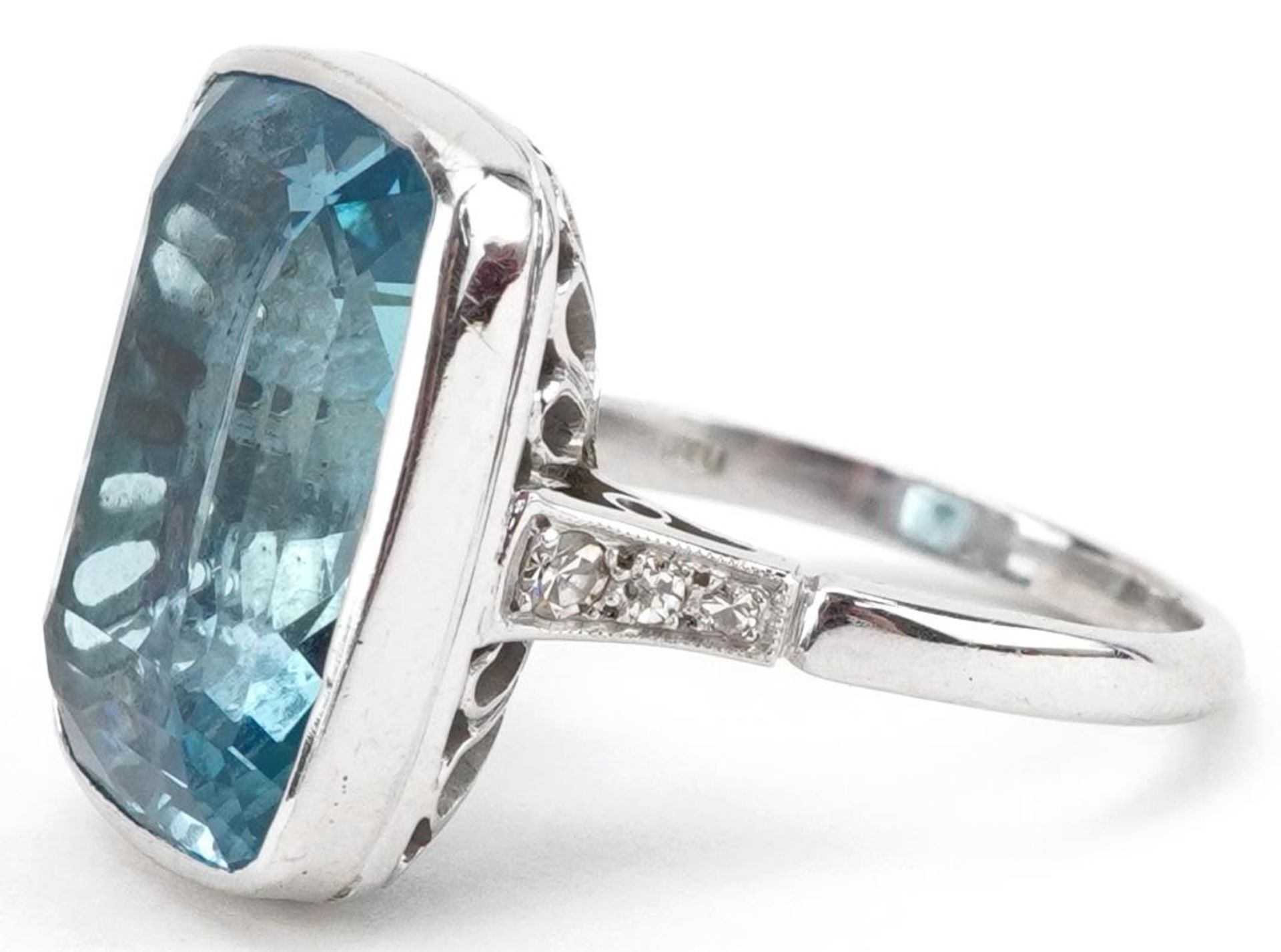 Art Deco style 18ct white gold aquamarine ring with diamond set shoulders, the aquamarine - Image 2 of 6