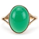 9ct gold Chinese cabochon green jade ring with split shoulders, size O, 2.8g