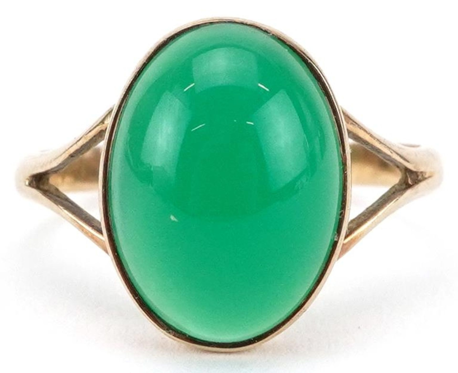 9ct gold Chinese cabochon green jade ring with split shoulders, size O, 2.8g