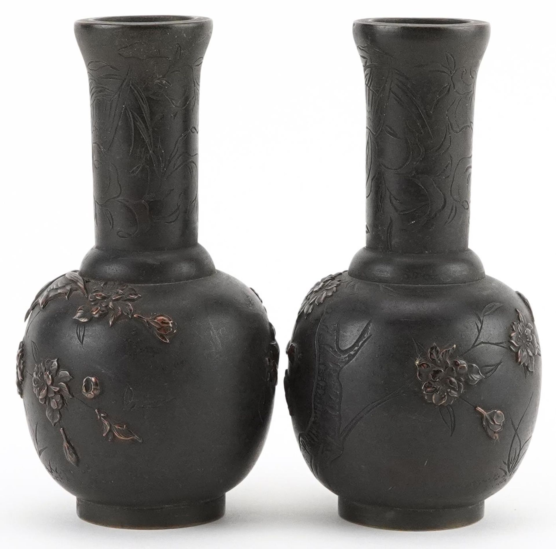 Pair of Japanese bronze vases cast in relief with birds of paradise amongst flowers, each 12cm high - Bild 2 aus 6