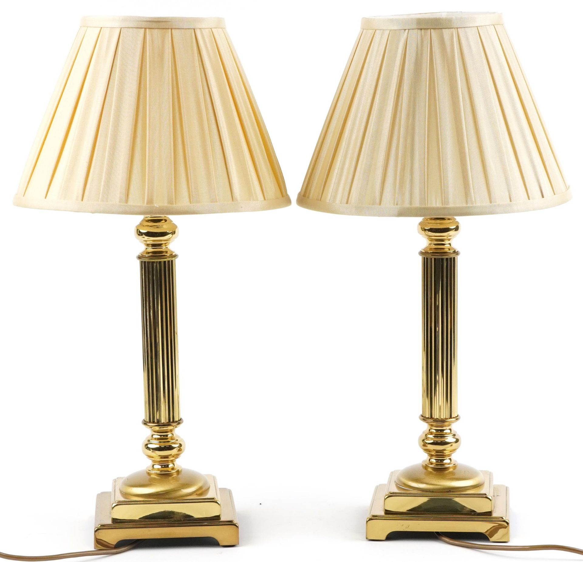 Pair of classical brass Corinthian column table lamps with stepped square bases and silk lined - Bild 2 aus 4