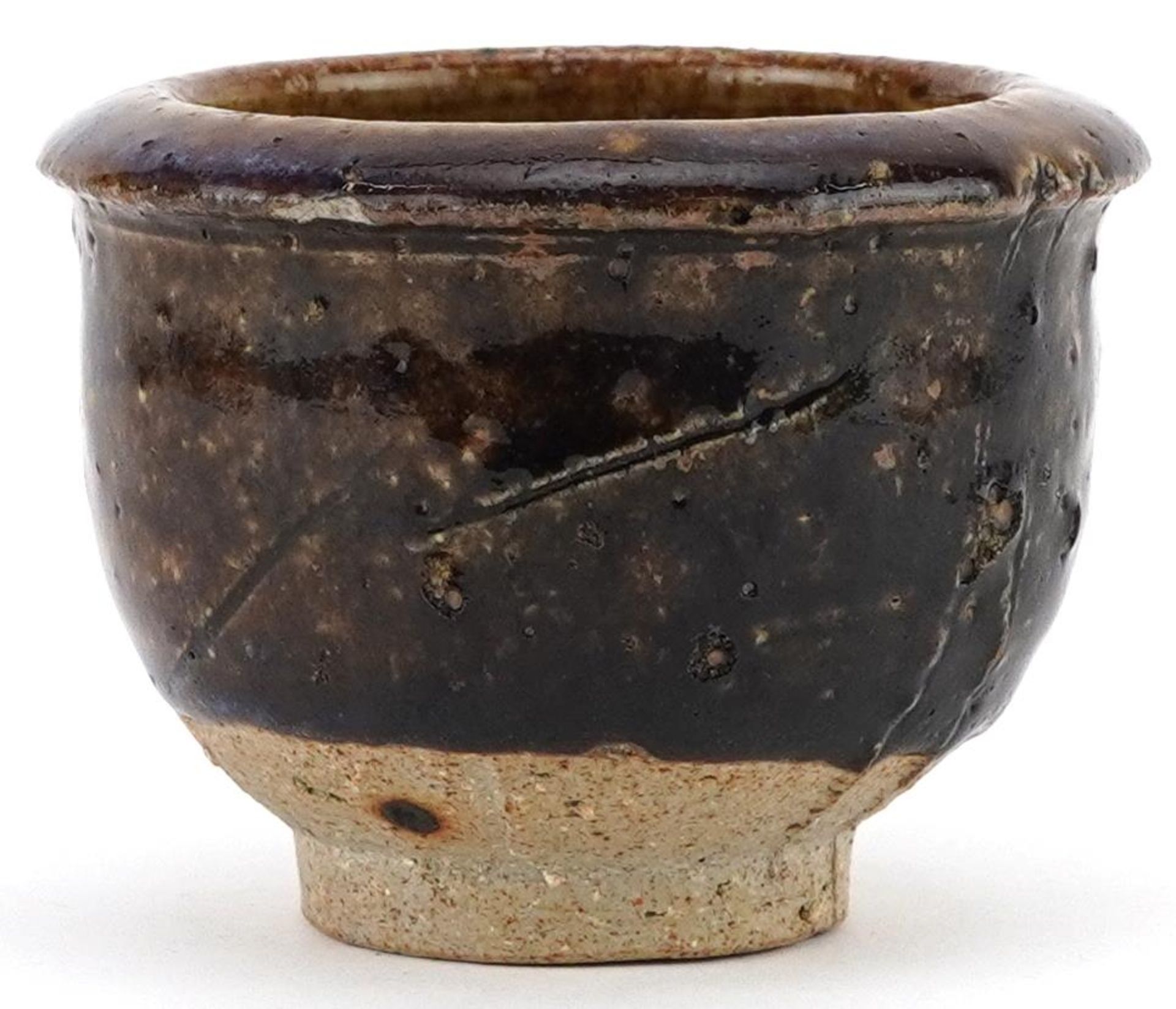 Japanese studio pottery Yunomi tea bowl having a purply brown glaze, 8.5cm in diameter - Bild 4 aus 6