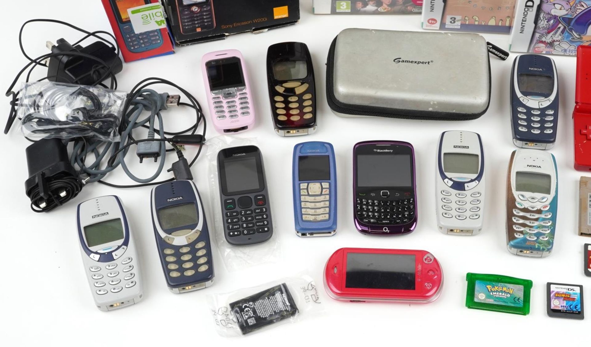 Vintage and later mobile phones and handheld games consoles including Nintendo DS Lite, Nintendo DS, - Image 4 of 5